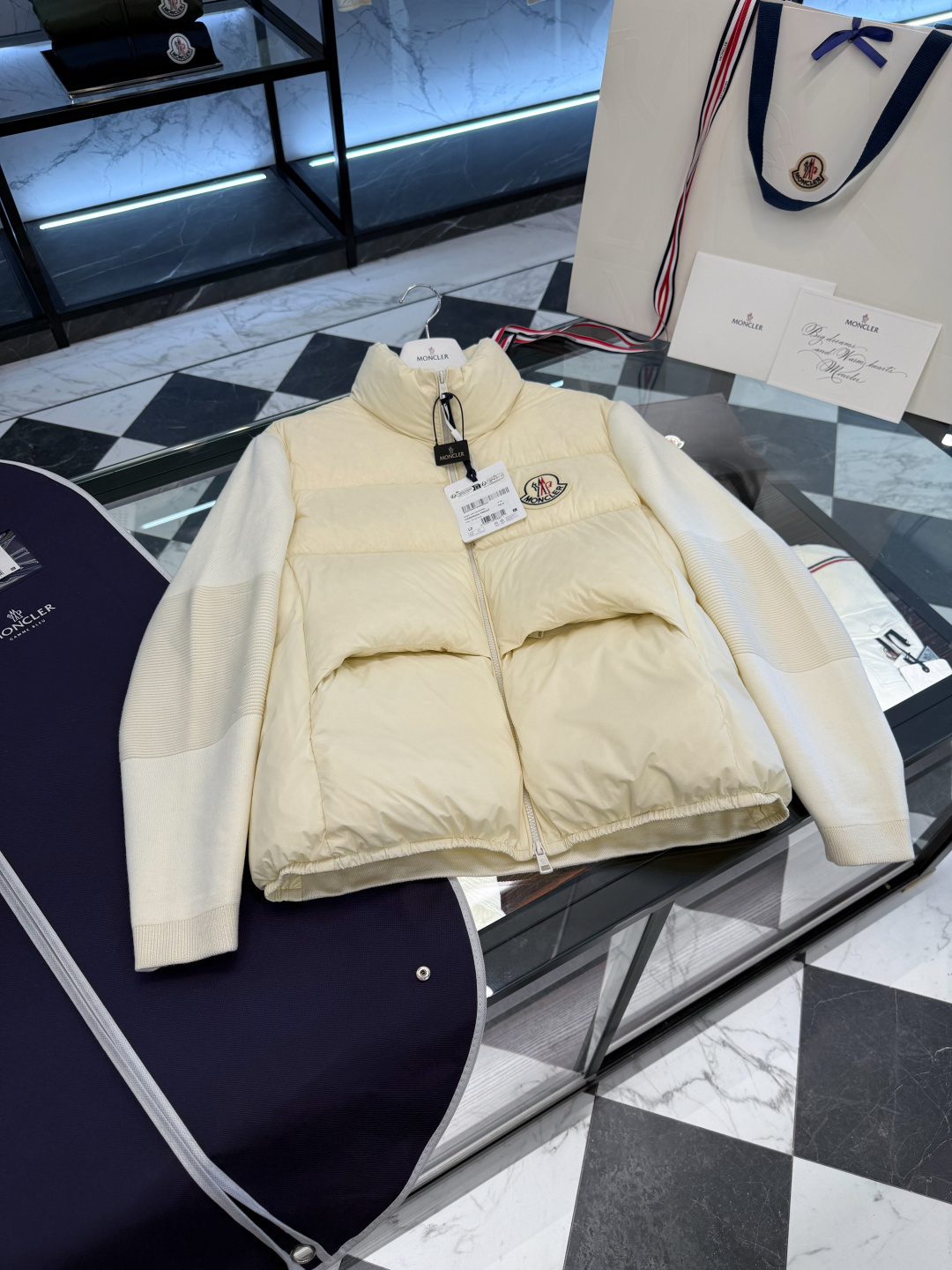 NO:537119,Moncler logo embroidered thick cardigan tricot spliced ​​men's thickened wool cardigan down jacket. More details real shots.,,jackets & coats,down jacket,alexander wang19860909Moncler 大标Logo刺绣厚款cardigan tricot拼接男士加厚加衬羊毛开衫羽绒外套.更多细节实拍.,,jackets & coats,down jacket,alexander wang,Men's clothing