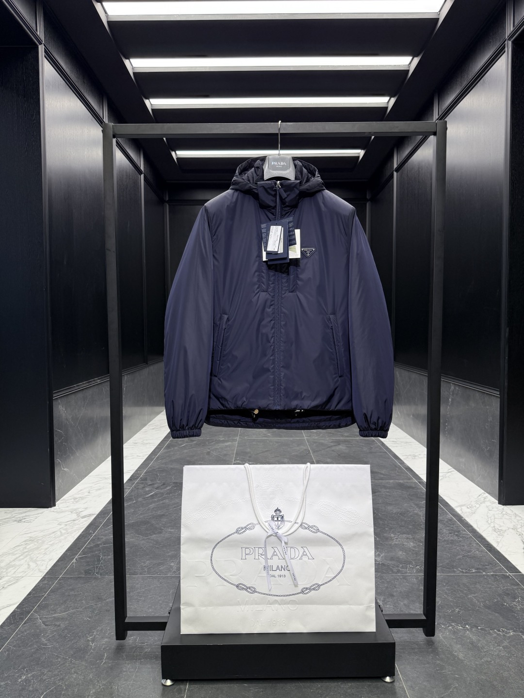 NO:597101,Special down Prada Re-Nylon 151 limited edition down jacket. Filled with duck down inside and matched with original hardware set. Channel exclusive product. Standard hanger/original nylon suit storage bag/shopping bag/airplane box. Full set of gift boxes, hanging at home Product details  This recycled nylon down jacket is decorated with exquisite details such as a triangular metal logo, and combines technical design and sportswear elements to make it distinctive. The jacket is equipped with front pockets and a drawstring hood, which is lined with soft goose down for warmth and comfort. To ensure the sustainable care of the product, maintain its properties and reduce its impact on the environment, it is recommended not to wash the product frequently, let it dry naturally after each use, and entrust it to a professional environmentally friendly dry cleaner for dry cleaning. Product details Stand-up collar Removable hood with elastic rubber drawstring  Exposed center front zip with zip puller Chest welt pocket with enameled metal triangular logo Angled welt pocket with zipper Lined Elastic cuffs Elastic drawstring at hem with metal stop Triangular enamel logo Rounded hem Polyamide fabric Size: 48-56 Black/Navy D00700,,prada,jackets & coats,jackets & coats,down jacket,business  suit,hats,alexander wang19860909特级羽绒Prada Re-Nylon 151限定款羽绒夹克.内里填充鸭绒搭配原厂五金套件.渠道臻品. 标配衣架/原版尼龙西装收纳袋/购物袋/飞机盒.全套礼盒,挂装到家 产品详情 这款再生尼龙羽绒外套饰有三角形金属徽标等精美细节,并融科技设计和运动着装元素于一身,特色鲜明.外套配有正面口袋和束绳兜帽,以柔软的鹅绒加衬,温暖舒适. 为确保产品的可持续护理,保持其特性并减少其对环境的影响,建议不要频繁清洗产品,每次使用后让其自然晾干,并委托专业的环保干洗店进行干洗. 产品详情 立领 可拆卸兜帽,配弹力橡胶束绳 正面中心外露式拉链,配拉链拉头 胸前嵌线袋,配涂珐琅三角形金属徽标 斜角嵌线袋,配拉链 有衬里 弹力袖口 下摆弹力束绳,配金属止扣 三角形珐琅徽标 圆形下摆 聚酰胺纤维面料 Size : 48-56 黑色/藏青 D00700,,prada,jackets & coats,jackets & coats,down jacket,business suit,hats,alexander wang,Men's clothing