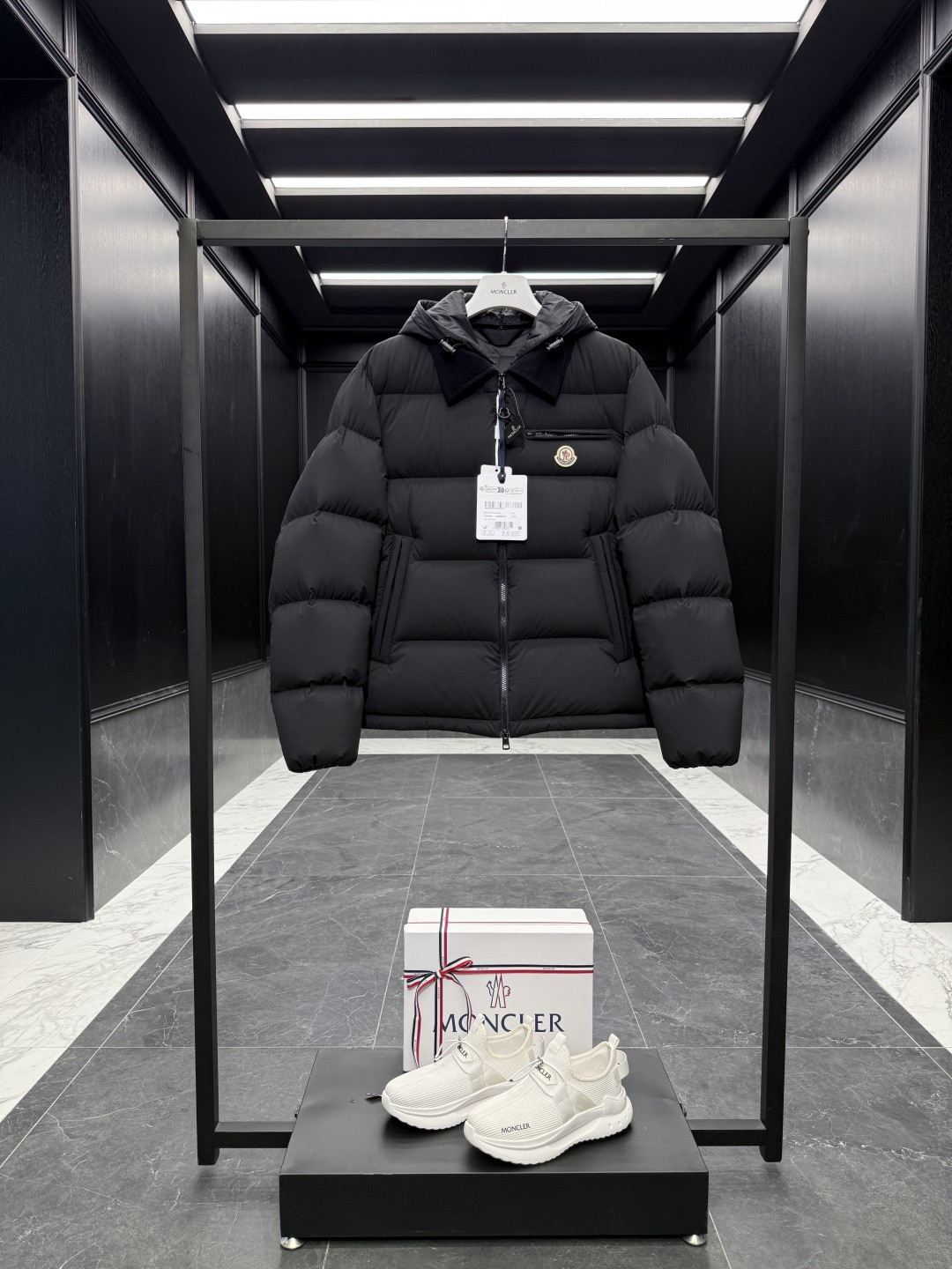 NO:647545,Special down Moncler Calima men's short down jacket. The hood is removable. The hood is detachable. Original purchase and development (goose down filling. Barcode model number corresponds to the official website. Tag has built-in NFC inductor for anti-counterfeiting). Comes standard with a full set of counter gift box packaging. (Original box, original shopping bag, original dust-proof grass, original hanger, original thank you card, original ribbon, upgraded original oversized magnetic gift box.)  The Calima down jacket is made from functional fabric that provides lightweight protection against the elements. Product Details The Calima down jacket is made from washed nylon, a harmonious blend of protective material and luxurious texture. The fabric is lightweight and soft and treated with a functional coating. It is cropped and has a removable hood for weather protection. Features a corduroy peak collar. Details Made of nylon Nylon laqué lining Filled with down Removable and adjustable hood Corduroy collar  Zipper closure Zipper pocket Chest pocket Drawstring hem Size1-5 D00780,,jackets & coats,jackets & coats,down jacket,hats,alexander wang19860909特级羽绒Moncler Calima男士短款羽绒夹克外套.连帽可脱卸.帽子可拆. 原版购入开发(鹅绒填充.条码款号对应官网一致.吊牌内置NFC电感防伪） 标配全套柜台礼盒包装.（原版机盒,原版购物袋,原版防尘草,原版衣架,原版感谢卡,原版丝带,升级原版超大磁吸礼盒.） Calima短款羽绒夹克采用功能性面料制成,提供轻盈保护,可抵御风雨侵袭. 商品详情 Calima羽绒夹克采用水洗尼龙面料制成,将保护性材料与华美质感和谐相融.面料轻盈柔软,经过功能性涂层处理.短款设计,配有可拆卸兜帽,可应对各种天气.配以灯芯绒尖领. 细节 采用尼龙面料制成 Nylon laqué衬里 填充羽绒 可拆卸可调节兜帽 灯芯绒衣领 拉链开合 拉链口袋 胸部口袋 抽绳下摆 Size1-5 D00780,,jackets & coats,jackets & coats,down jacket,hats,alexander wang,Men's clothing