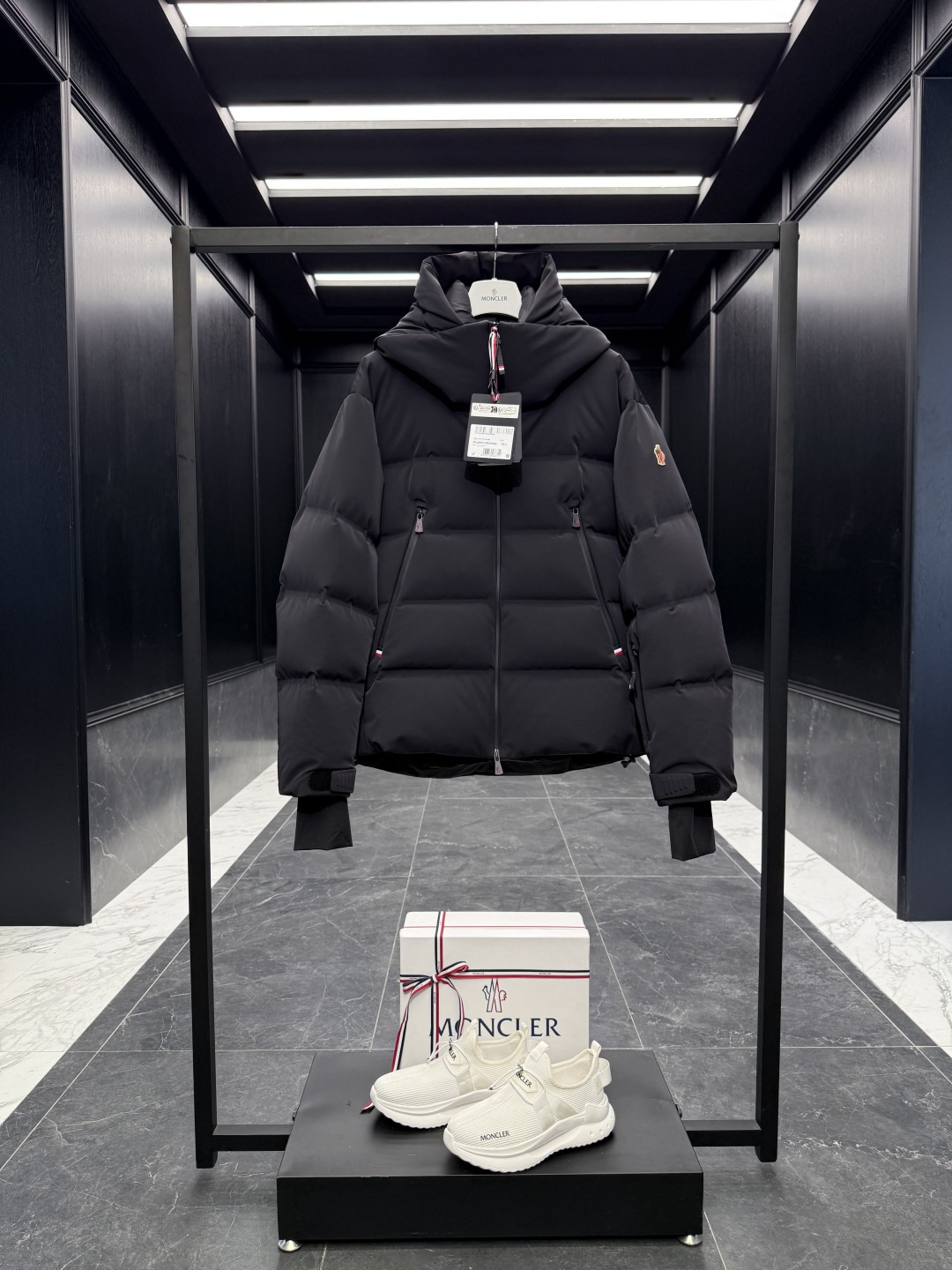 NO:550710,The premium down Moncler Grenoble series Fellberg hooded down ski jacket jacket. Original purchase and development. Goose down filling. Original replacement fabric original hardware. Double pressing process. Standard full counter gift box packaging. (Original machine box, original shopping bag, original dustproof grass, original clothes rack, original thank you card, original ribbon, upgraded original oversized magnetic gift box.) Fellberg down jacket is designed for vacation skiing and outdoor activities. It is made of four-sided nylon fabric to provide you with a free and easy wearing experience. This down-filled jacket strengthens insulation on both sides and underarms, while the inner lining provides wind protection. Functional zippers keep you comfortable and dry on sloped ski slopes. Product details  Designed for vacation skiing and outdoor activities, Fellberg down jacket is made of four-sided stretch nylon fabric for a free and easy wearing experience. This down-filled jacket strengthens insulation on both sides and underarms, while the inner lining provides wind-repellent protection. Functional zippers keep you comfortable and dry on slopes. Details Made of double-layer four-way elastic nylon Fabric Fine tear-resistant functional fabric lining Filled down Side and underarms Primaloft Gold Insulation Active Insulation Material Adjustable Hood Adhesive Glued Square Blocks YKK AquaGuard Functional Zipper Close YKK AquaGuard Functional Zipper External Pocket Internal Electronics Pocket Ski Pass Pocket Internal Snow-repellent Lining Elastic Jersey Cuffs Adjustable drawstring hem  Laser cutting logo Size1-5 Black/Khaki D00900,,jackets & coats,jackets & coats,down jacket,hats,alexander wang19860909特级羽绒Moncler Grenoble系列Fellberg连帽羽绒滑雪夹克外套.原版购入开发.鹅绒填充.原厂替换面料原厂配套五金.双重压胶工艺. 标配全套柜台礼盒包装.（原版机盒,原版购物袋,原版防尘草,原版衣架,原版感谢卡,原版丝带,升级原版超大磁吸礼盒.） Fellberg羽绒夹克专为度假滑雪和户外活动设计,由四面弹尼龙面料制成,可为您提供活动自如的穿着体验.这款羽绒填充夹克在两侧和腋下加强了保温措施,而内部衬里则提供拒风保护.功能性拉链令您在斜坡雪道上保持舒适和干爽. 商品详情 Fellberg羽绒夹克专为度假滑雪和户外活动设计,由四面弹尼龙面料制成,可为您提供活动自如的穿着体验.这款羽绒填充夹克在两侧和腋下加强了保温措施,而内部衬里则提供拒风保护.功能性拉链令您在斜坡雪道上保持舒适和干爽. 细节 采用双层四向弹性尼龙面料制成 细密抗撕裂功能性面料衬里 填充羽绒 侧面和腋下采用Primaloft Gold Insulation Active 保温材料 可调节兜帽 粘合方格块 YKK AquaGuard功能性拉链开合 YKK AquaGuard功能性拉链外部口袋 内部电子设备口袋 滑雪通行证口袋 内部拒雪衬 弹性平纹针织袖口 可调节抽绳下摆 激光切割标识 Size1-5 黑色/卡其 D00900,,jackets & coats,jackets & coats,down jacket,hats,alexander wang,Men's clothing
