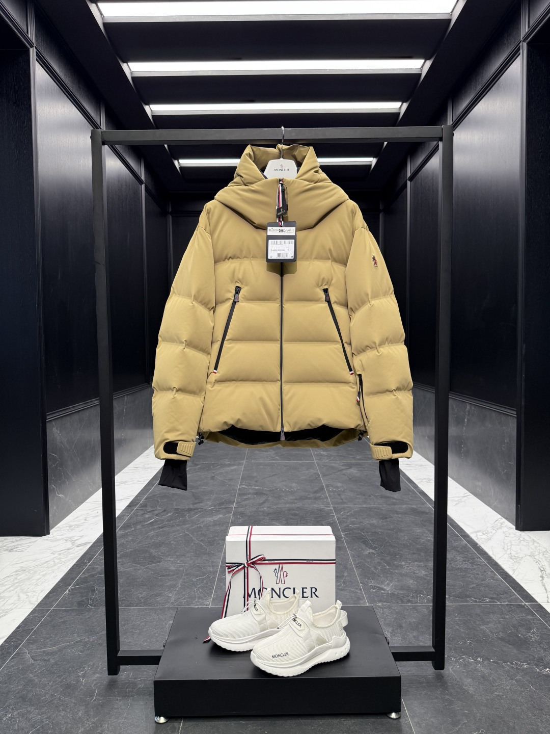 NO:597099,Special down Moncler Grenoble series Fellberg hooded down ski jacket. Original purchase and development. Goose down filling. Original replacement fabric and original matching hardware. Double lamination process. Comes standard with a full set of counter gift box packaging. (original box, original shopping bag, original dust-proof grass, original hanger, original thank you card, original ribbon, upgraded original oversized magnetic gift box.)  Designed for resort skiing and outdoor activities, the Fellberg Down Jacket is made from four-way stretch nylon fabric to give you freedom of movement. This down-filled jacket has enhanced insulation on the sides and under the arms, while an interior lining provides wind protection. Functional zippers keep you comfortable and dry on the slopes. Product Details  Designed for resort skiing and outdoor activities, the Fellberg Down Jacket is made from four-way stretch nylon fabric to give you freedom of movement. This down-filled jacket has enhanced insulation at the sides and under the arms, while an interior lining provides wind protection. Functional zippers keep you comfortable and dry on the slopes. Details Made from two layers of four-way stretch nylon fabric Fine tear-resistant functional fabric lining Filled with down Primaloft Gold Insulation on the sides and under the arms  Active insulation Adjustable hood Adhesive checkered blocks YKK AquaGuard functional zipper closure YKK AquaGuard functional zipper exterior pocket Interior electronics pocket Ski pass pocket Interior snow-repellent lining Stretch jersey cuffs Adjustable drawstring hem Laser cut logo Size1-5 Black/khaki D00900,,jackets & coats,jackets & coats,down jacket,hats,alexander wang19860909特级羽绒Moncler Grenoble系列Fellberg连帽羽绒滑雪夹克外套.原版购入开发.鹅绒填充.原厂替换面料原厂配套五金.双重压胶工艺. 标配全套柜台礼盒包装.（原版机盒,原版购物袋,原版防尘草,原版衣架,原版感谢卡,原版丝带,升级原版超大磁吸礼盒.） Fellberg羽绒夹克专为度假滑雪和户外活动设计,由四面弹尼龙面料制成,可为您提供活动自如的穿着体验.这款羽绒填充夹克在两侧和腋下加强了保温措施,而内部衬里则提供拒风保护.功能性拉链令您在斜坡雪道上保持舒适和干爽. 商品详情 Fellberg羽绒夹克专为度假滑雪和户外活动设计,由四面弹尼龙面料制成,可为您提供活动自如的穿着体验.这款羽绒填充夹克在两侧和腋下加强了保温措施,而内部衬里则提供拒风保护.功能性拉链令您在斜坡雪道上保持舒适和干爽. 细节 采用双层四向弹性尼龙面料制成 细密抗撕裂功能性面料衬里 填充羽绒 侧面和腋下采用Primaloft Gold Insulation Active 保温材料 可调节兜帽 粘合方格块 YKK AquaGuard功能性拉链开合 YKK AquaGuard功能性拉链外部口袋 内部电子设备口袋 滑雪通行证口袋 内部拒雪衬 弹性平纹针织袖口 可调节抽绳下摆 激光切割标识 Size1-5 黑色/卡其 D00900,,jackets & coats,jackets & coats,down jacket,hats,alexander wang,Men's clothing