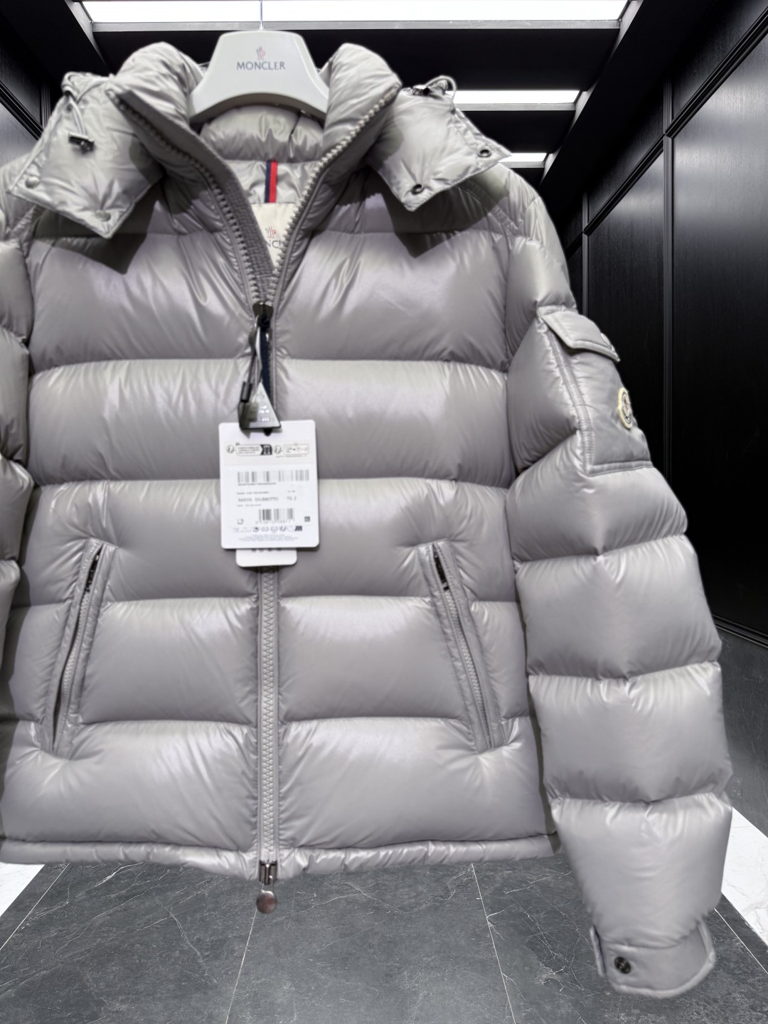 特级羽绒⬆️Moncler Maya经典短款羽绒服夹克外套.⚠️限定灰色，市面唯一对版颜色，特级鹅绒填充