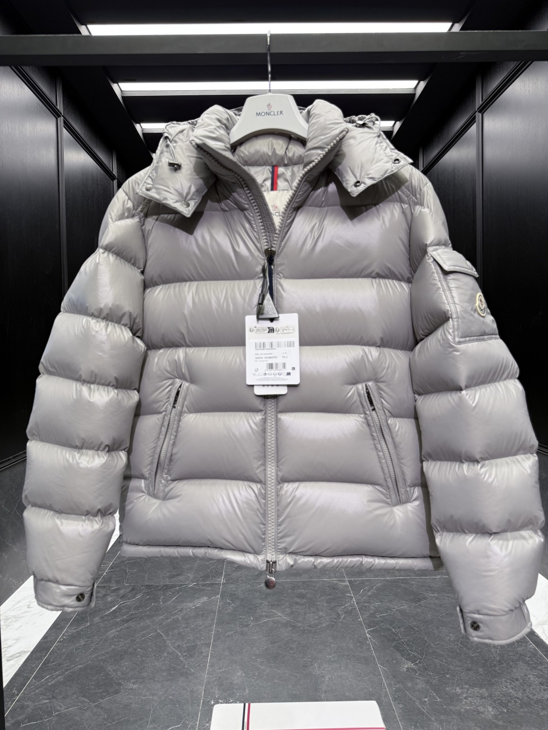 特级羽绒⬆️Moncler Maya经典短款羽绒服夹克外套.⚠️限定灰色，市面唯一对版颜色，特级鹅绒填充