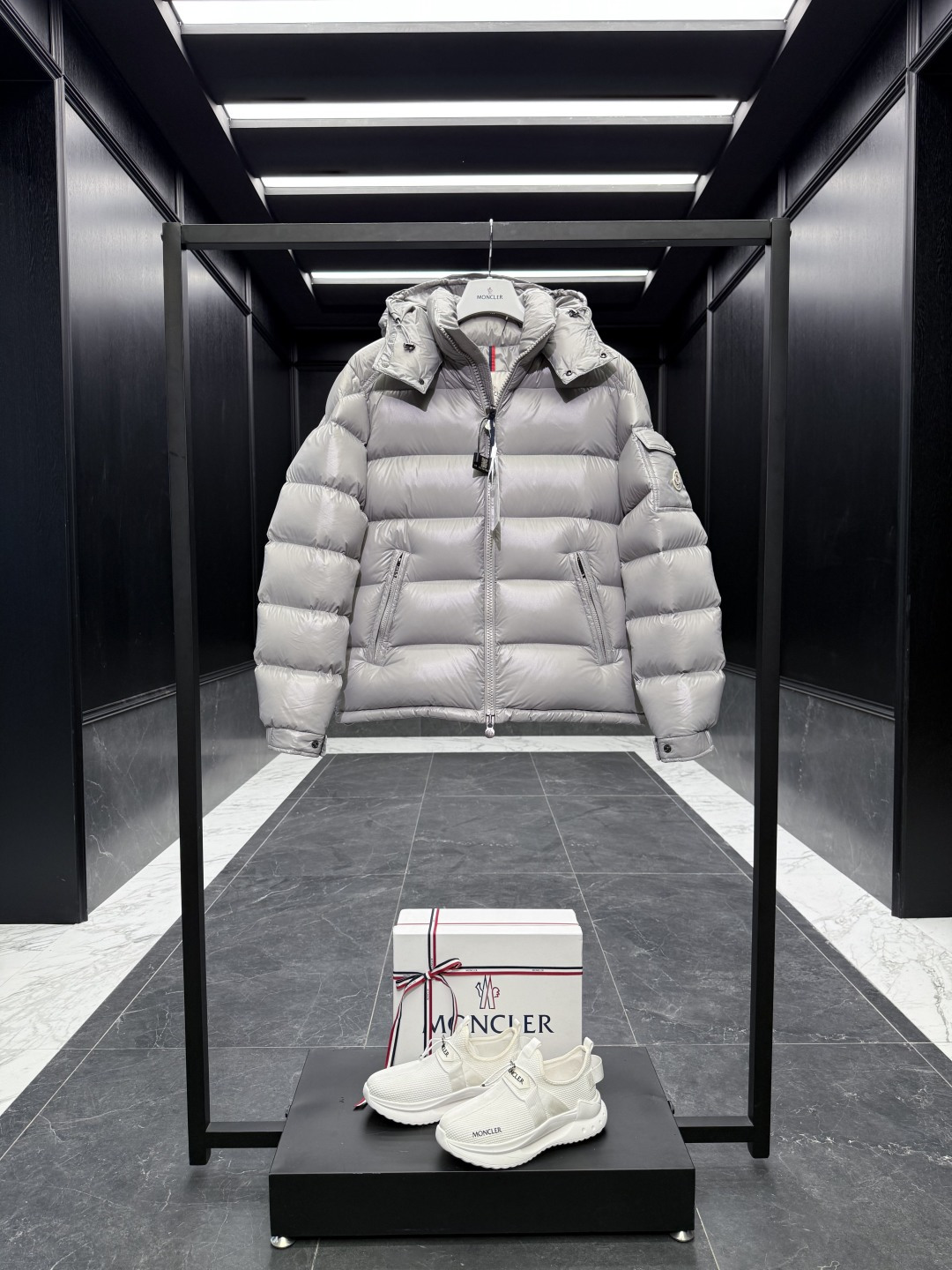 特级羽绒⬆️Moncler Maya经典短款羽绒服夹克外套.⚠️限定灰色，市面唯一对版颜色，特级鹅绒填充