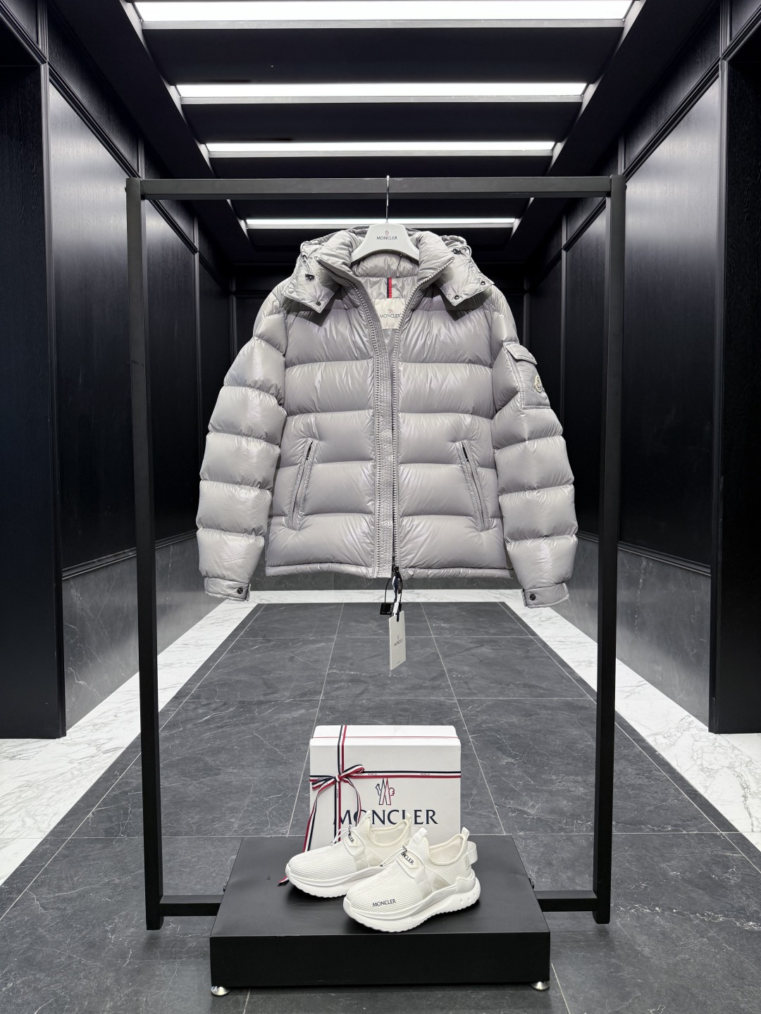 特级羽绒⬆️Moncler Maya经典短款羽绒服夹克外套.⚠️限定灰色，市面唯一对版颜色，特级鹅绒填充