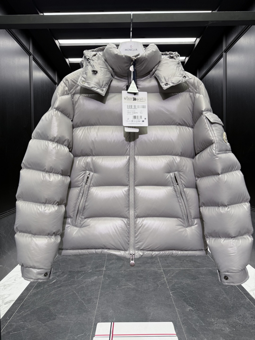 特级羽绒⬆️Moncler Maya经典短款羽绒服夹克外套.⚠️限定灰色，市面唯一对版颜色，特级鹅绒填充