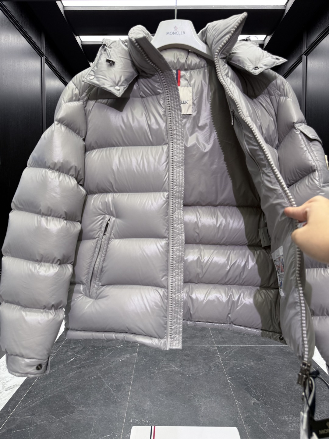 特级羽绒⬆️Moncler Maya经典短款羽绒服夹克外套.⚠️限定灰色，市面唯一对版颜色，特级鹅绒填充