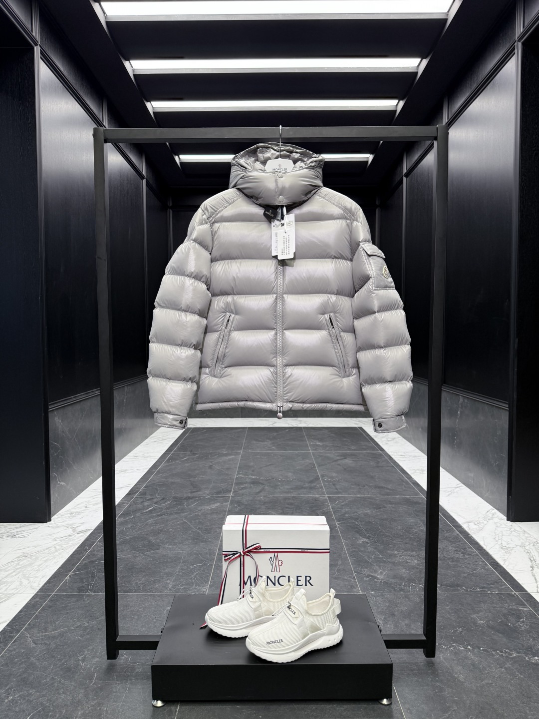 特级羽绒⬆️Moncler Maya经典短款羽绒服夹克外套.⚠️限定灰色，市面唯一对版颜色，特级鹅绒填充