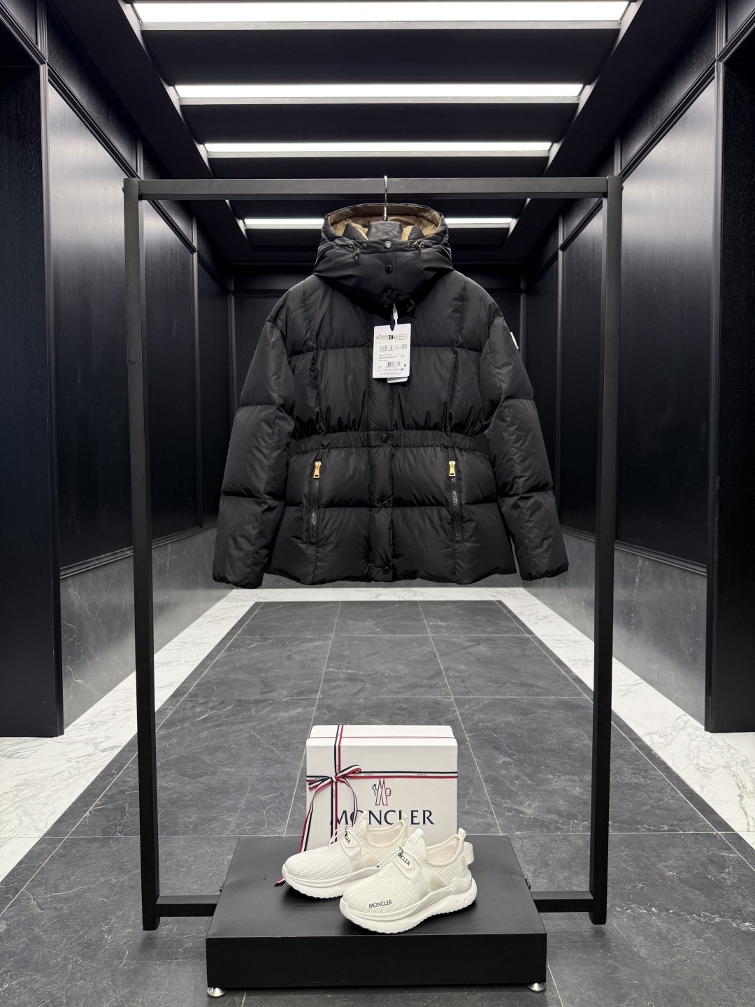 特级羽绒⬆️Moncler Agneux(收腰黑金)女士方形绗缝连帽短款羽绒夹克外套.全网随意对比.排单