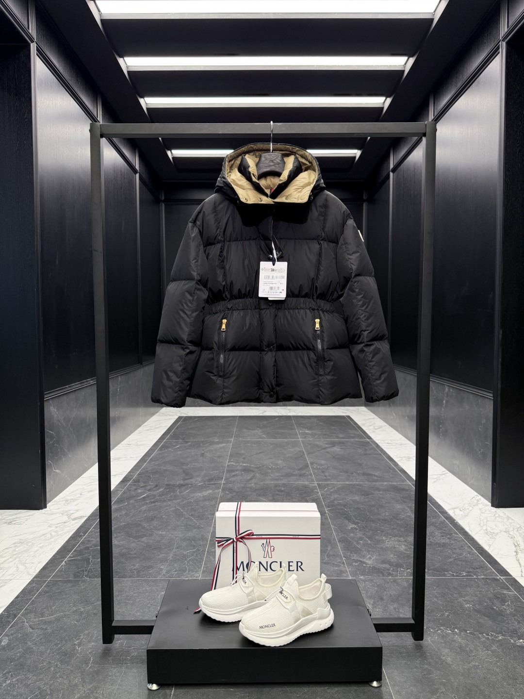 特级羽绒⬆️Moncler Agneux(收腰黑金)女士方形绗缝连帽短款羽绒夹克外套.全网随意对比.排单