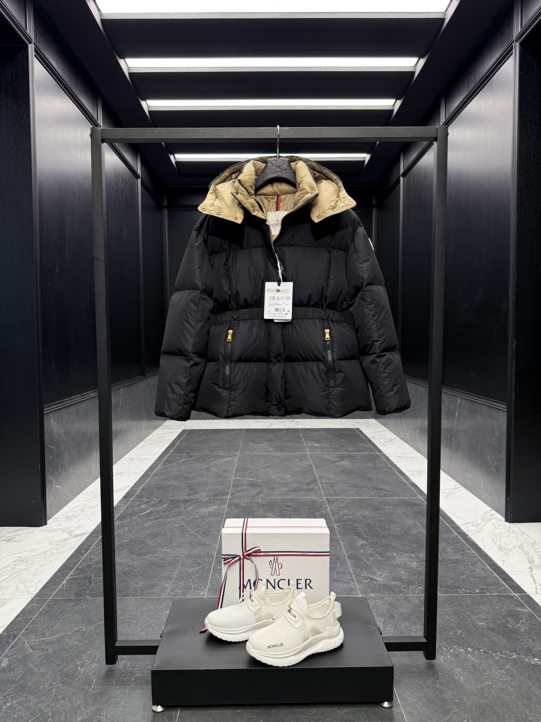 特级羽绒⬆️Moncler Agneux(收腰黑金)女士方形绗缝连帽短款羽绒夹克外套.全网随意对比.排单