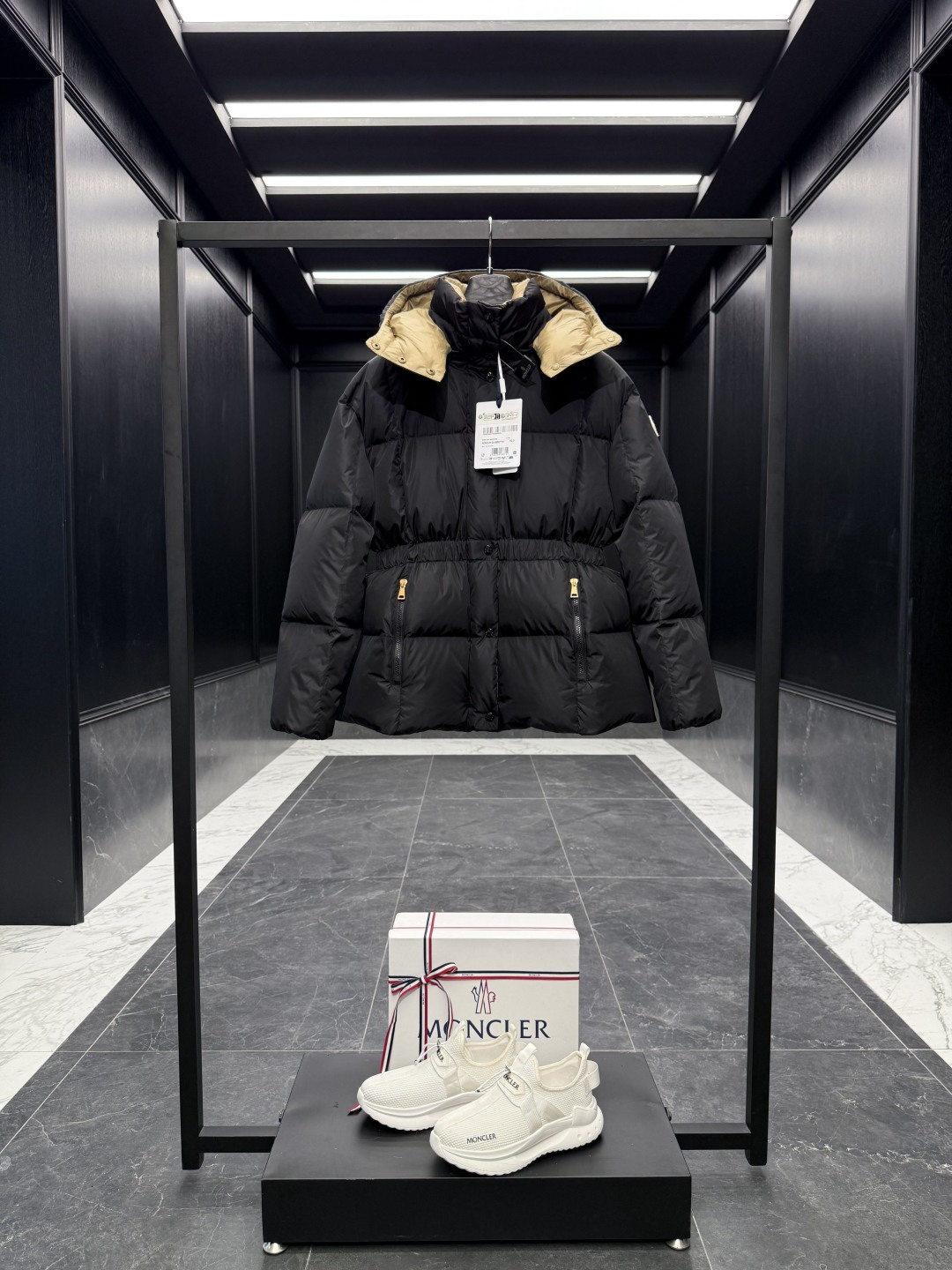 特级羽绒⬆️Moncler Agneux(收腰黑金)女士方形绗缝连帽短款羽绒夹克外套.全网随意对比.排单