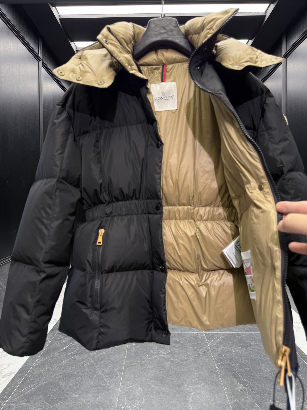 特级羽绒⬆️Moncler Agneux(收腰黑金)女士方形绗缝连帽短款羽绒夹克外套.全网随意对比.排单
