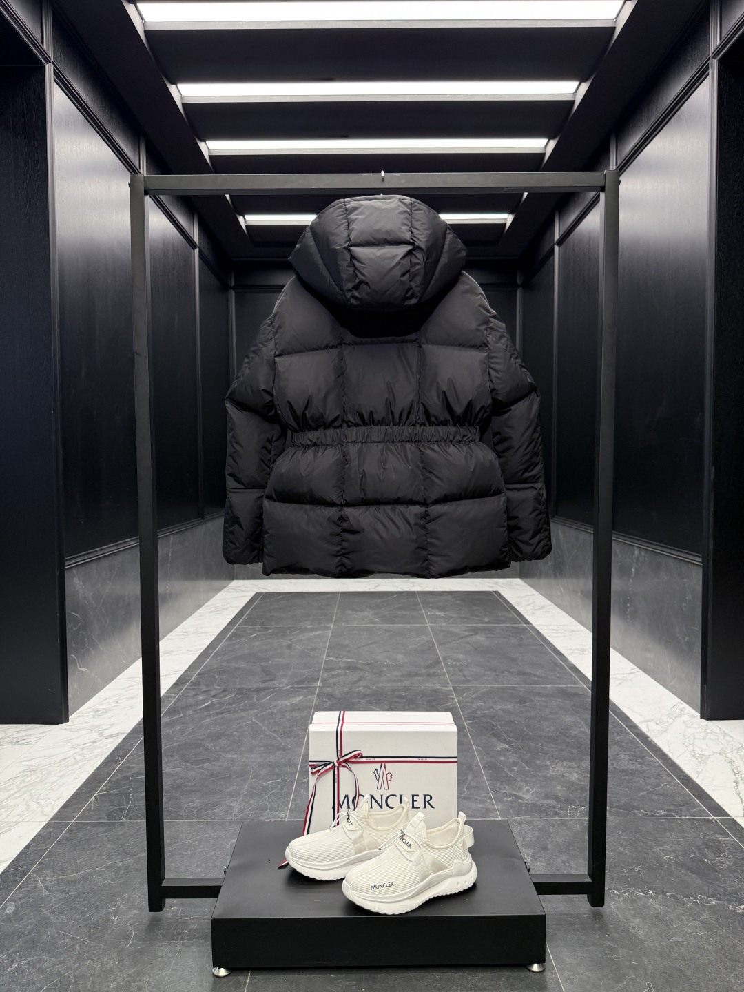 特级羽绒⬆️Moncler Agneux(收腰黑金)女士方形绗缝连帽短款羽绒夹克外套.全网随意对比.排单
