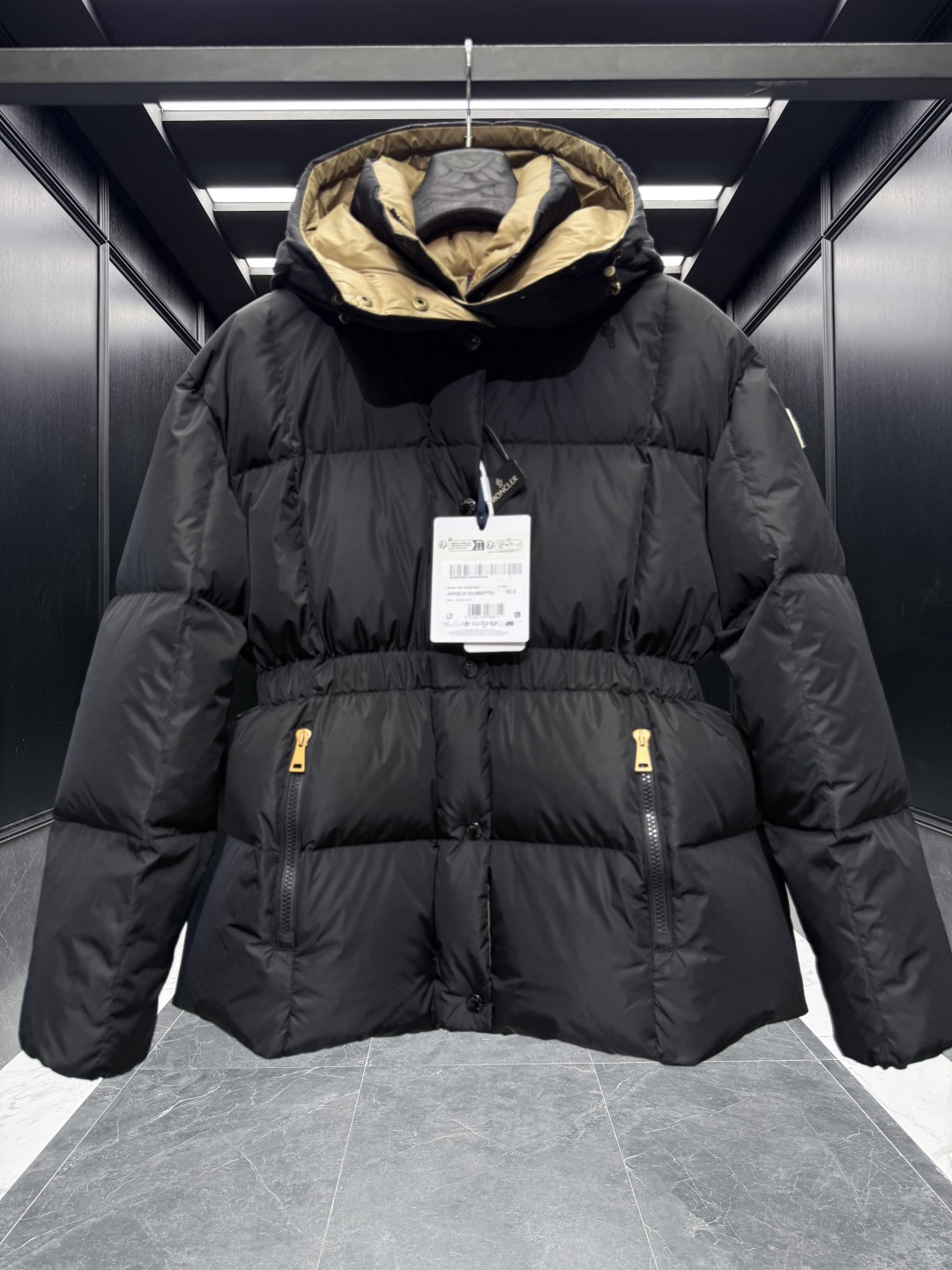 特级羽绒⬆️Moncler Agneux(收腰黑金)女士方形绗缝连帽短款羽绒夹克外套.全网随意对比.排单