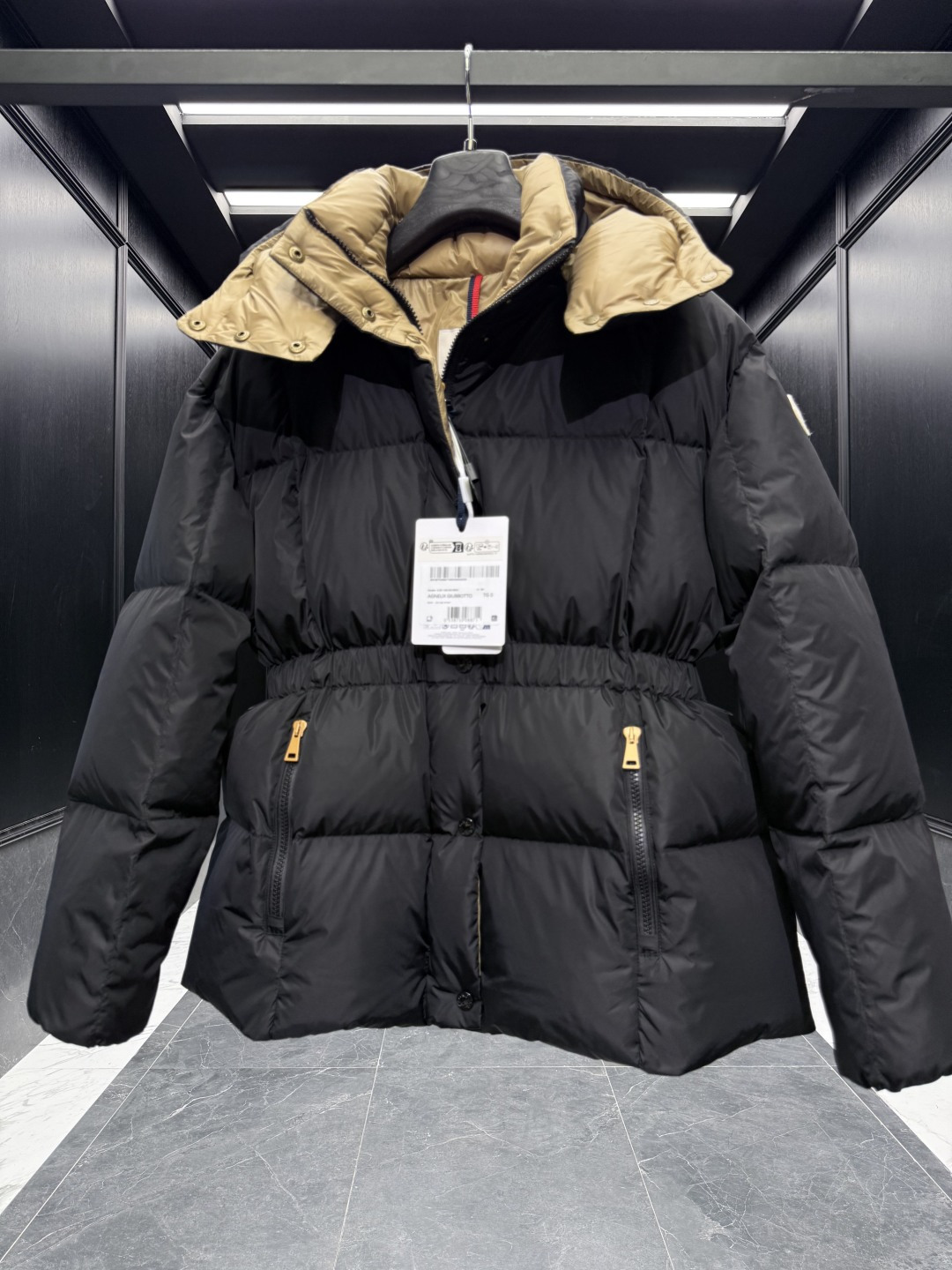 特级羽绒⬆️Moncler Agneux(收腰黑金)女士方形绗缝连帽短款羽绒夹克外套.全网随意对比.排单