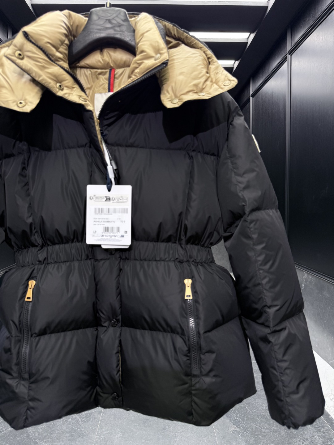 特级羽绒⬆️Moncler Agneux(收腰黑金)女士方形绗缝连帽短款羽绒夹克外套.全网随意对比.排单