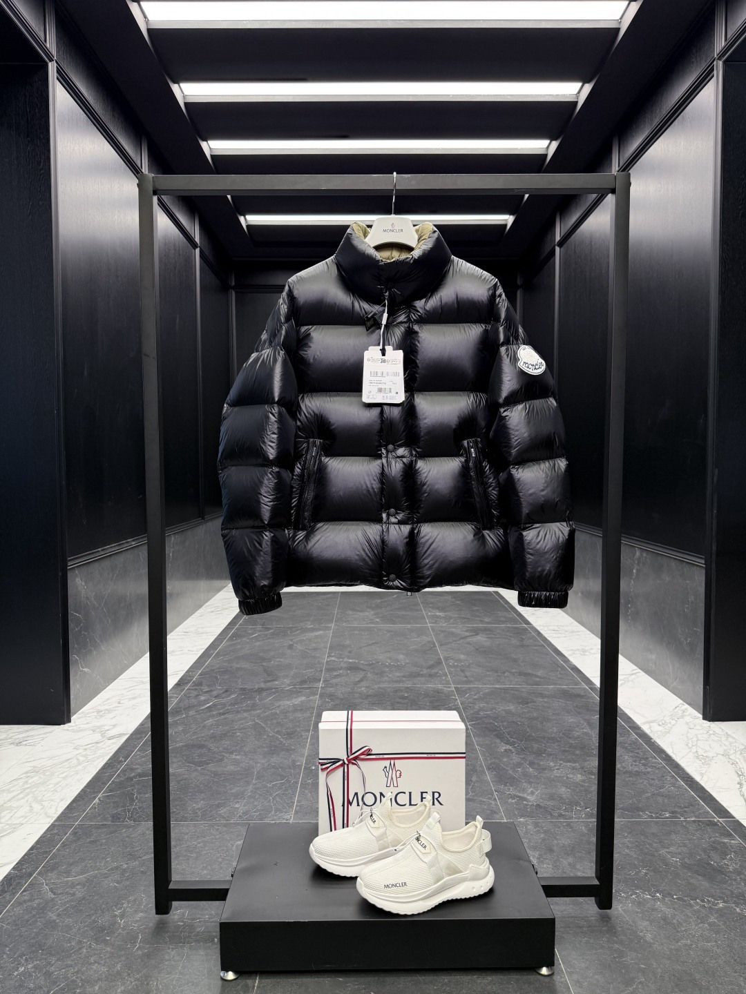 NO:550713,The Super Down Moncler Tripiti men's short down jacket jacket. The original version is purchased and developed. Gooseneck velvet filling. Extremely full and lightweight. The original replacement fabric is original hardware. The hardware details are not discussed much. The single material is the only one that is better than the market for a few days. The barcode number corresponds to the official website. The tag has built-in NFC inductor anti-counterfeiting. It supports multiple anti-counter verification. It comes with a full set of counter gift boxes packaging. (Original machine box, original shopping bag, original dustproof grass, original clothes hanger, original thank you card, original ribbon, upgraded original super large magnetic gift box.) The Tripiti men's short down jacket is made of neat fabric, presenting a bold glossy surface. Product details The Tripiti down jacket is made of functional glossy nylon fabric, comfortable and warm without showing heavyness. The Chenille logo patch highlights the essence of the brand.  Details Made of super laqué fabric Nylon laqué lining Filled down Stand collar Zipper and snap closure Zipper pocket Adjustable cuffs Drawstring hem Chenille logo patch Size1-5 D00850,,jackets & coats,jackets & coats,down jacket,alexander wang19860909特级羽绒Moncler Tripiti男士短款羽绒夹克外套.原版购入开发.鹅颈绒填充.极致饱满轻便. 原厂替换面料原厂配套五金.五金细节不多讲了,单材质就甩市面通货几天大街. 条码款号对应官网一致.吊牌内置NFC电感防伪.支持多重防伪验证. 标配全套柜台礼盒包装.（原版机盒,原版购物袋,原版防尘草,原版衣架,原版感谢卡,原版丝带,升级原版超大磁吸礼盒.） Tripiti男士短款羽绒夹克采用利落面料制成,呈现大胆的光泽表面. 商品详情 Tripiti羽绒夹克采用功能性亮面尼龙面料制成,舒适保暖而不显厚重.雪尼尔标识贴片彰显品牌精髓. 细节 采用super laqué面料制成 Nylon laqué衬里 填充羽绒 立领 拉链和按扣开合 拉链口袋 可调节袖口 抽绳下摆 雪尼尔标识贴片 Size1-5 D00850,,jackets & coats,jackets & coats,down jacket,alexander wang,Men's clothing