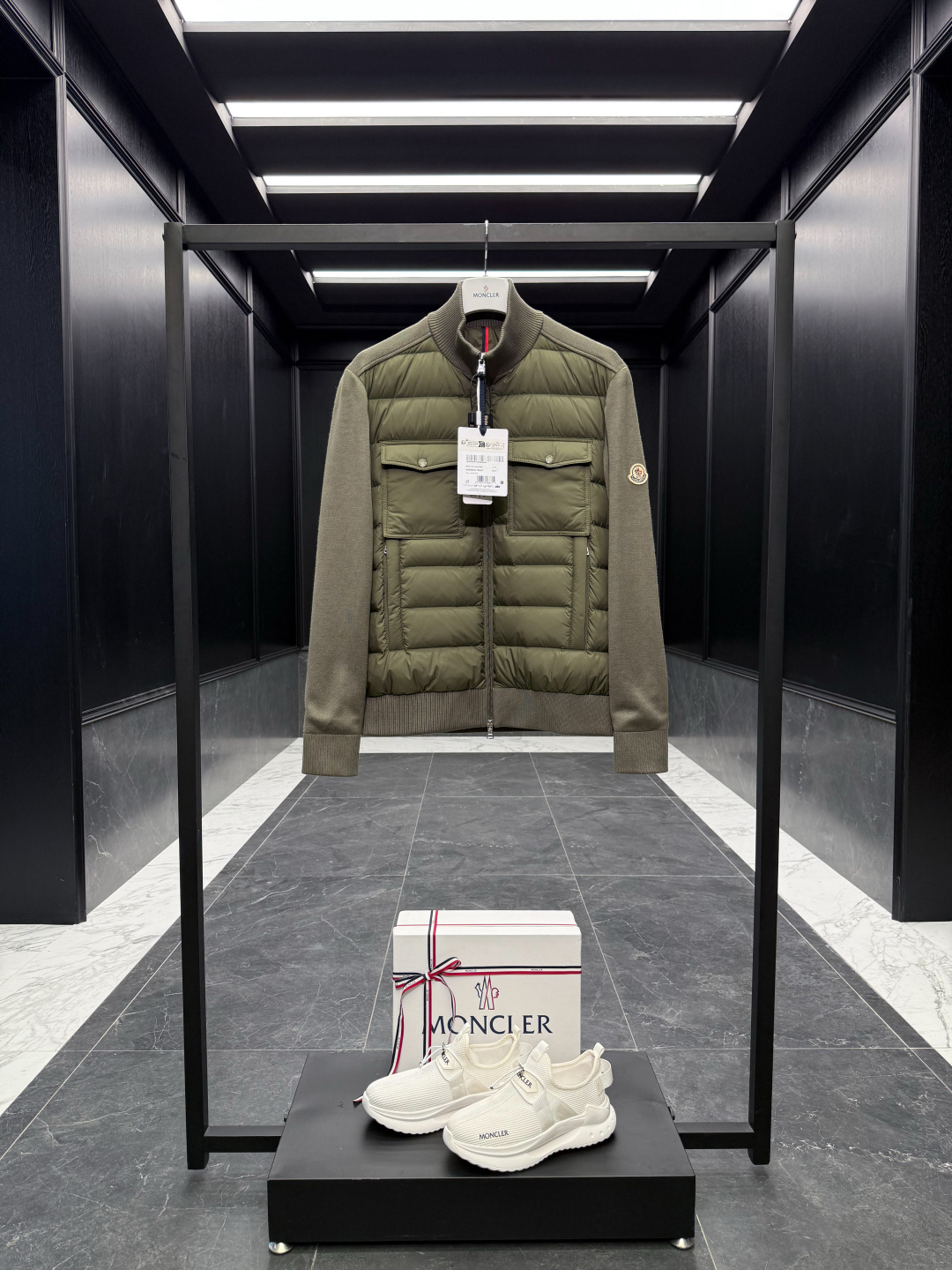 NO:628759,Extra-grade down Moncler Cardigan tricot 175 spliced men's padded wool cardigan down jacket. Extra-grade goose down filling, original replacement fabric, original factory matching hardware. The tag bar code is complete and consistent with the official website. The tag has built-in NFC electronic sensor anti-counterfeiting. Supports multiple anti-counterfeiting verifications.  Comes standard with a full set of counter gift box packaging. (original airplane box, original shopping bag, original dust-proof grass, original hanger, original thank you card, original ribbon, upgraded original oversized magnetic gift box.) This men's down cardigan is made of soft wool blended fabric and can be worn as a jacket when the weather is milder.  The timeless silhouette of this padded wool cardigan is complemented by a modern quilted pattern. A timeless design in a classic silhouette, it's filled with warm down and can be worn as an outer layer in milder seasons. Details Made from wool blend and nylon extra léger Filled down Zip closure Zip pockets Logo patch Size : 1-5 Black/Green D00680,,jackets & coats,down jacket,alexander wang19860909特级羽绒Moncler Cardigan tricot 175拼接男士加衬羊毛开衫羽绒外套. 特级鹅绒填充原厂替换面料原厂配套五金.吊牌条码款号齐全,对应官网一致.吊牌内置NFC电子感应防伪.支持多重防伪验证. 标配全套柜台礼盒包装.（原版飞机盒,原版购物袋,原版防尘草,原版衣架,原版感谢卡,原版丝带,升级原版超大磁吸礼盒.） 此款男士羽绒开衫采用柔软的羊毛混纺面料制成,在天气较温和时可作为外套穿着. 此款加衬羊毛开衫的隽永廓形与现代绗缝图案相得益彰.经典款型彰显隽永设计,填充温暖羽绒,在较温和的季节可作为外套穿着. 详情 采用羊毛混纺面料和nylon extra léger面料制成 填充羽绒 拉链开合 拉链口袋 标识贴片 Size : 1-5 黑色/绿色 D00680,,jackets & coats,down jacket,alexander wang,Men's clothing