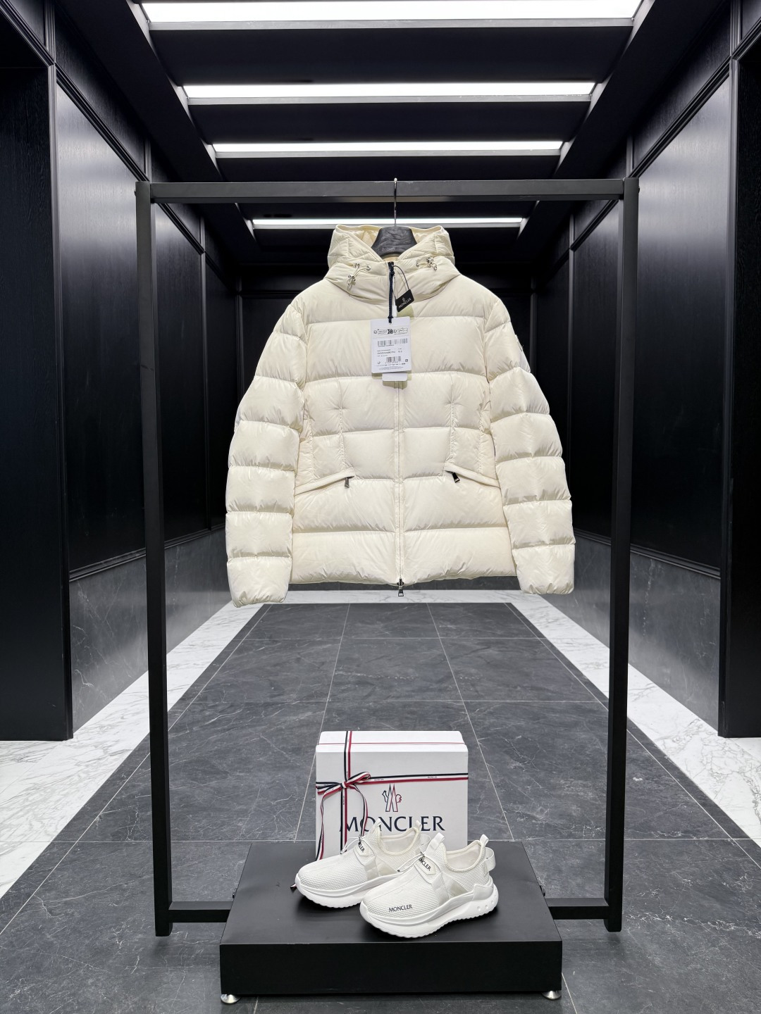 NO:612291,The new Moncler Avoce short women's down jacket jacket in down. Correctly cut version, the upper body becomes an ant waist in seconds. Fully three-dimensional cut. It is different from the flat cut version in the market. The barcode model number is complete and consistent with the official website. The tag has built-in NFC electronic sensor anti-counterfeiting.  Comes standard with a full set of counter gift box packaging. (original machine box, original shopping bag, original dust-proof grass, original hanger, original thank you card, original ribbon, upgraded original oversized magnetic gift box.) The Avoce short down jacket is made of nylon fabric and is a daily design item for the women's series. The Avoce short down jacket is dynamic and elegant, highlighting the aesthetic style of the Moncler women's series. Functional nylon fabric provides care, with a light longue  saison lining, adjustable hood and zippered pockets enhance practicality. Details Made of nylon fabric Longue saison lining Filled with down Adjustable hood Zipper closure Zippered suit pocket Elastic waistband with contoured logo buckle Logo patch Size : 1-4 Black/Cream White/White Gray D00680,,jackets & coats,jackets & coats,down jacket,business suit,hats,alexander wang19860909羽绒上新Moncler Avoce短款女士羽绒服夹克外套.正确版裁剪版型,上身秒变蚂蚁腰小腰精.全立体裁剪.区分于市面乱做平版裁剪版型.条码款号齐全,对应官网一致,吊牌内置NFC电子感应防伪. 标配全套柜台礼盒包装.（原版机盒,原版购物袋,原版防尘草,原版衣架,原版感谢卡,原版丝带,升级原版超大磁吸礼盒.） Avoce短款羽绒夹克采用尼龙面料制成,是女士系列的日常设计单品. Avoce短款羽绒夹克动感优雅,彰显Moncler女士系列的美学风格.功能性尼龙面料提供呵护,搭配轻盈longue saison衬里,可调节兜帽和拉链口袋增强实用性. 详情 采用尼龙面料制成 Longue saison衬里 填充羽绒 可调节兜帽 拉链开合 拉链西装袋 弹性腰带配有轮廓标识扣 标识贴片 Size : 1-4 黑色/奶油白/白灰 D00680,,jackets & coats,jackets & coats,down jacket,business suit,hats,alexander wang,Men's clothing