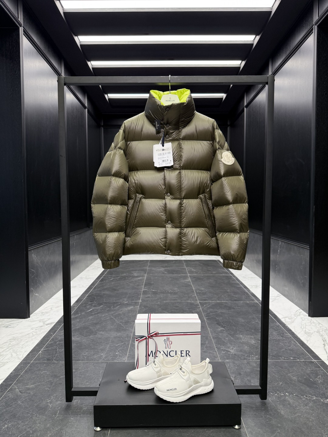 NO:612262,Special down Moncler Dervox short men's down jacket jacket Dervox men's short down jacket adopts pop colors to highlight the vitality of the series. Brand new olive green fat. Duck down-filled super version. Different from duck down 'green thin' on the market... (95 European standard gooseneck filling. Extremely full filling. 850+ fill power. The tag barcode model number corresponds to the official website. The tag has built-in NFC electronic induction anti-counterfeiting)  Comes standard with a full set of counter gift box packaging. (original machine box, original shopping bag, original dust-proof grass, original hanger, original thank you card, original ribbon, upgraded original oversized magnetic gift box.) The Dervox down jacket is made of lightweight nylon laqué fabric, which is comfortable and warm without being heavy. This short down jacket is equipped with internal shoulder straps. When the temperature rises, the jacket can be carried as a backpack, suitable for wearing in the city or in the mountains. It adopts pop colors and is decorated with eye-catching logo patches. Details  Made from lightweight nylon laqué fabric Lightweight nylon laqué lining Filled down Stand collar Zip and snap fastening Zippered pockets Adjustable shoulder straps Elastic cuffs and hem Felt logo patch Size: 1-5. D00780,,backpacks,jackets & coats,jackets & coats,down jacket,alexander wang19860909特级羽绒Moncler Dervox短款男士羽绒服夹克外套Dervox男士短款羽绒夹克采用波普色调,彰显系列的朝气活力.全新橄榄绿胖子.鸭绒填充超级版本.区分于市面鸭绒“绿瘦子”…….. (95欧规鹅颈绒填充.填充极致饱满.850+蓬松度.吊牌条码款号对应官网一致.吊牌内置NFC电子感应防伪) 标配全套柜台礼盒包装.（原版机盒,原版购物袋,原版防尘草,原版衣架,原版感谢卡,原版丝带,升级原版超大磁吸礼盒.） Dervox羽绒夹克采用轻盈nylon laqué面料制成,舒适保暖而不显厚重.这款短款羽绒服配有内部肩带,在升温时可以将夹克作为背包携带,适合在都市或高山穿着.采用波普色调,饰有醒目标识贴片. 详情 采用轻盈nylon laqué面料制成 轻盈nylon laqué衬里 填充羽绒 立领 拉链和按扣开合 拉链口袋 可调节肩带 弹性袖口和下摆 毛毡标识贴片 Size: 1-5. D00780,,backpacks,jackets & coats,jackets & coats,down jacket,alexander wang,Men's clothing