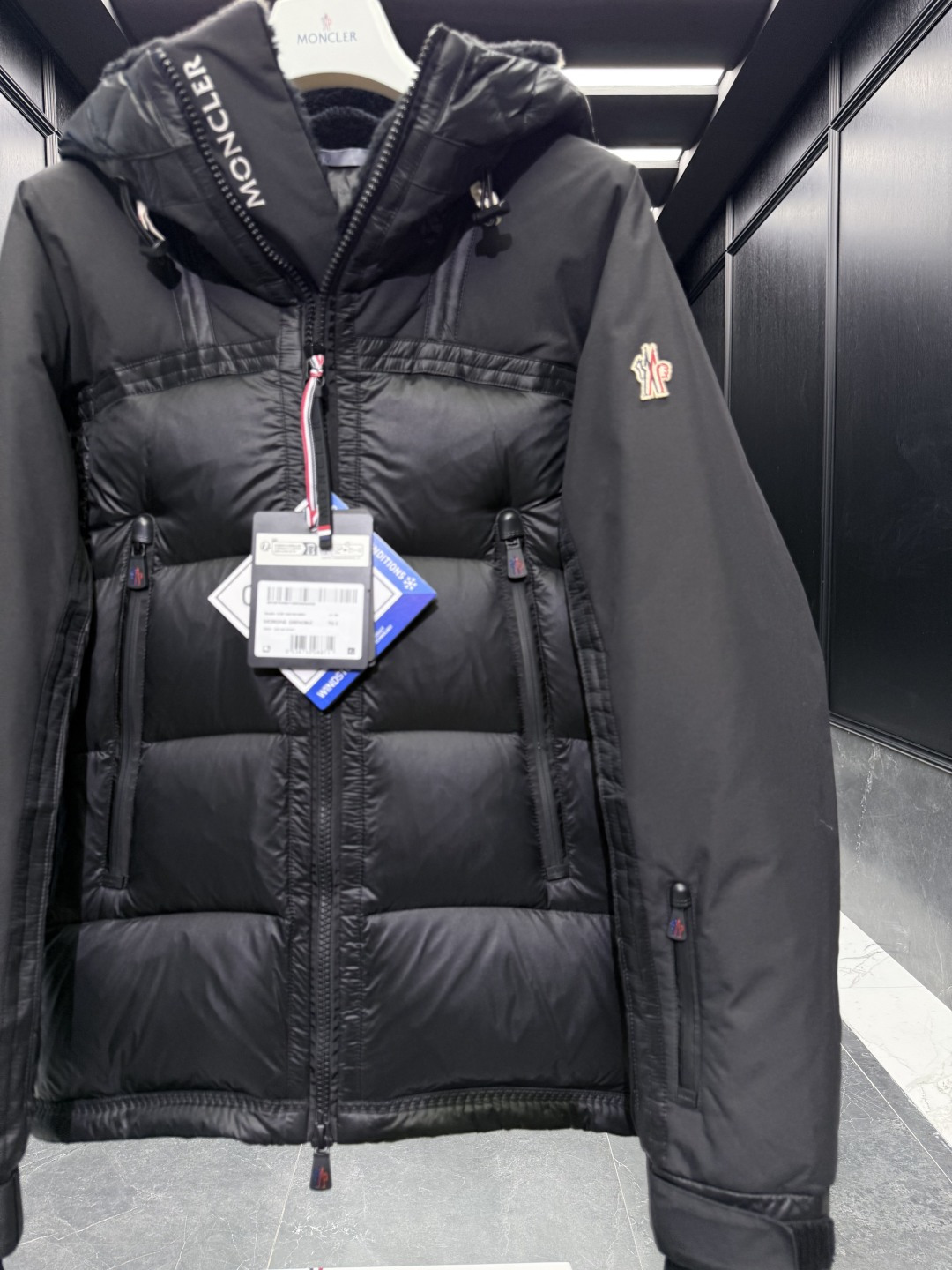 特级羽绒⬆️ Moncler Grenoble男士Morgins羊毛皮拼接里羽绒服.高端单品.原版购入开
