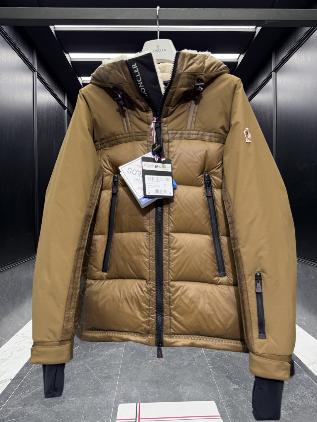 特级羽绒⬆️ Moncler Grenoble男士Morgins羊毛皮拼接里羽绒服.高端单品.原版购入开
