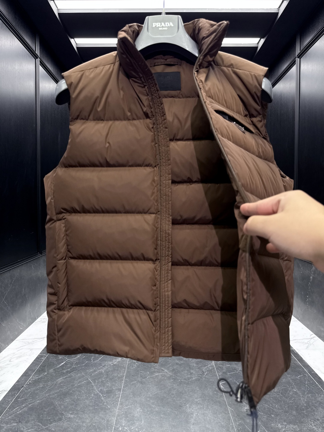 特级羽绒⬆️PRADA Re-Nylon 2025全新限定配色可可棕.经典羽绒背心/马甲(渠道臻品/贸易