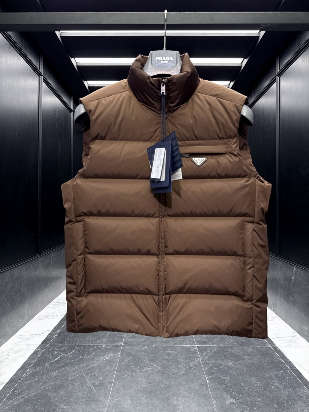 特级羽绒⬆️PRADA Re-Nylon 2025全新限定配色可可棕.经典羽绒背心/马甲(渠道臻品/贸易