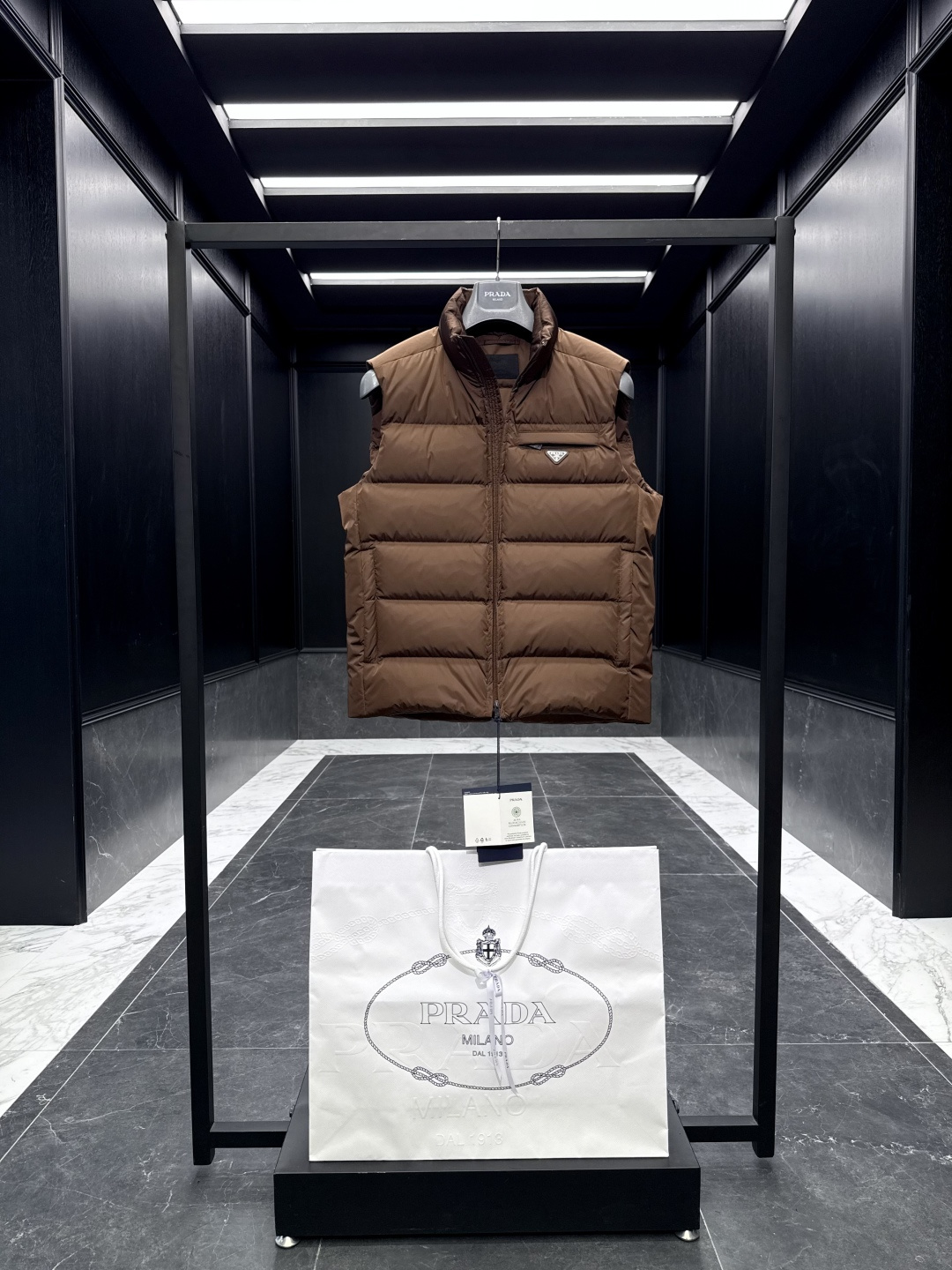 特级羽绒⬆️PRADA Re-Nylon 2025全新限定配色可可棕.经典羽绒背心/马甲(渠道臻品/贸易