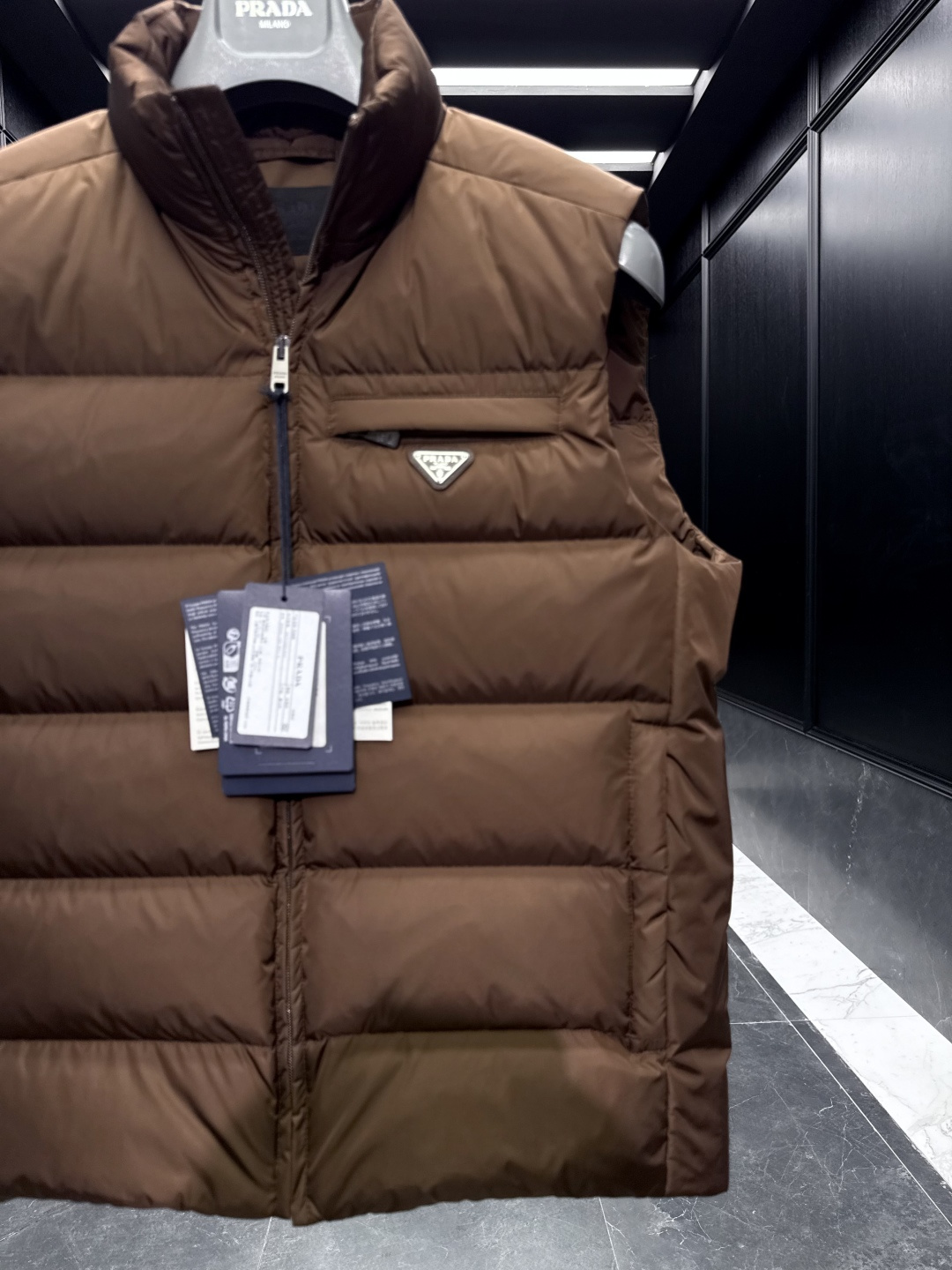 特级羽绒⬆️PRADA Re-Nylon 2025全新限定配色可可棕.经典羽绒背心/马甲(渠道臻品/贸易