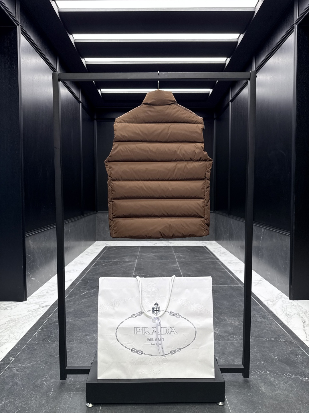 特级羽绒⬆️PRADA Re-Nylon 2025全新限定配色可可棕.经典羽绒背心/马甲(渠道臻品/贸易