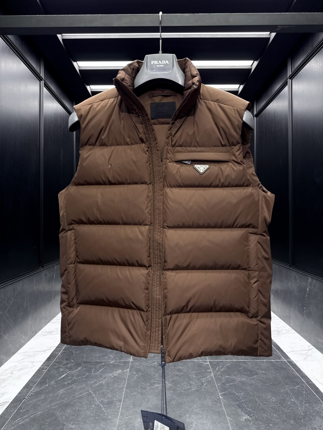 特级羽绒⬆️PRADA Re-Nylon 2025全新限定配色可可棕.经典羽绒背心/马甲(渠道臻品/贸易