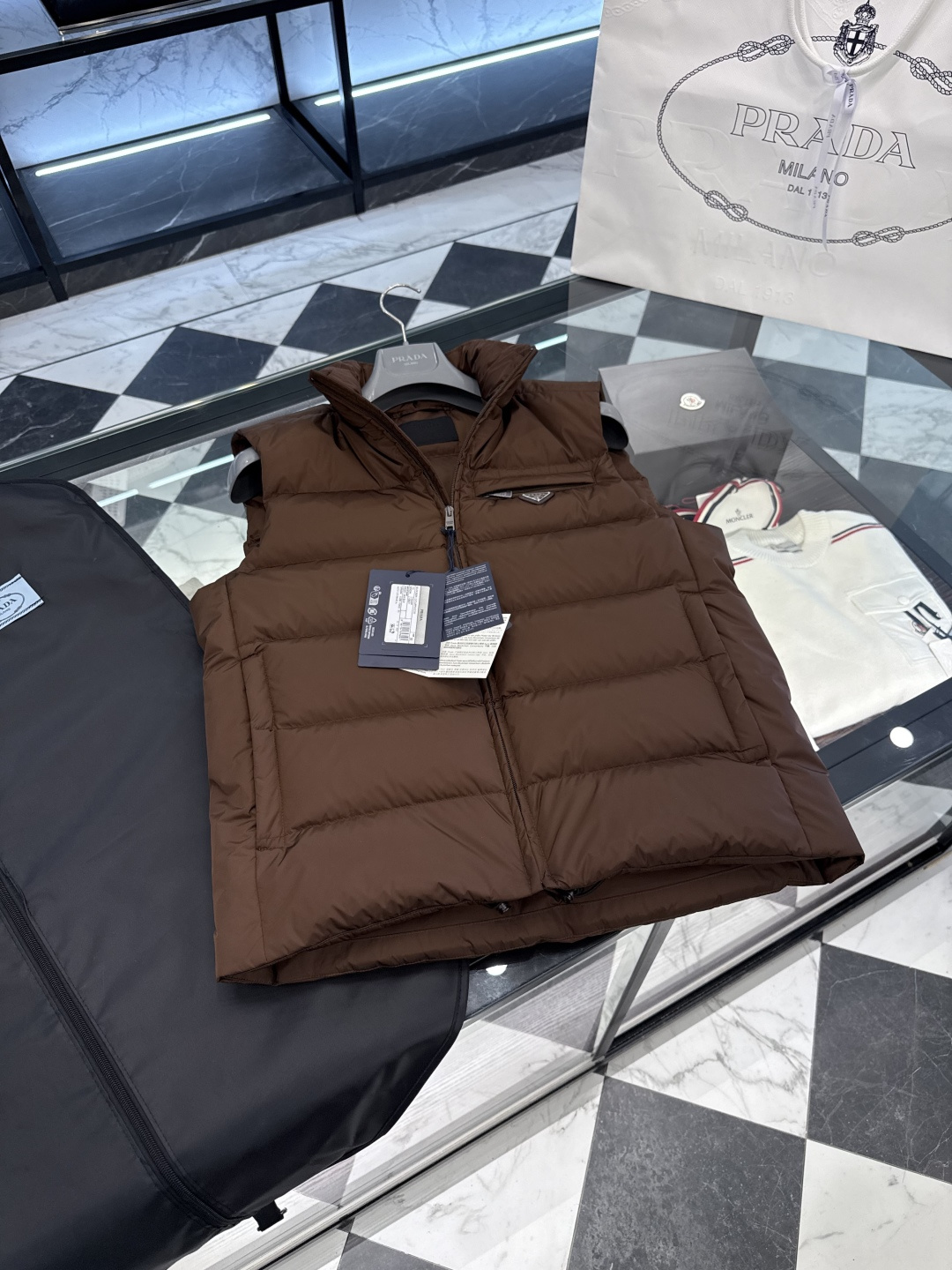 PRADA Re-Nylon 2025全新限定配色可可棕.经典羽绒背心/马甲(渠道臻品/贸易公司订单).