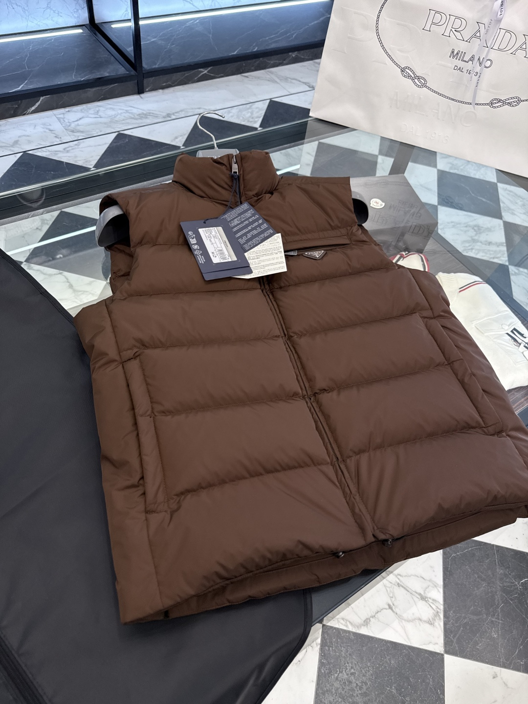 PRADA Re-Nylon 2025全新限定配色可可棕.经典羽绒背心/马甲(渠道臻品/贸易公司订单).