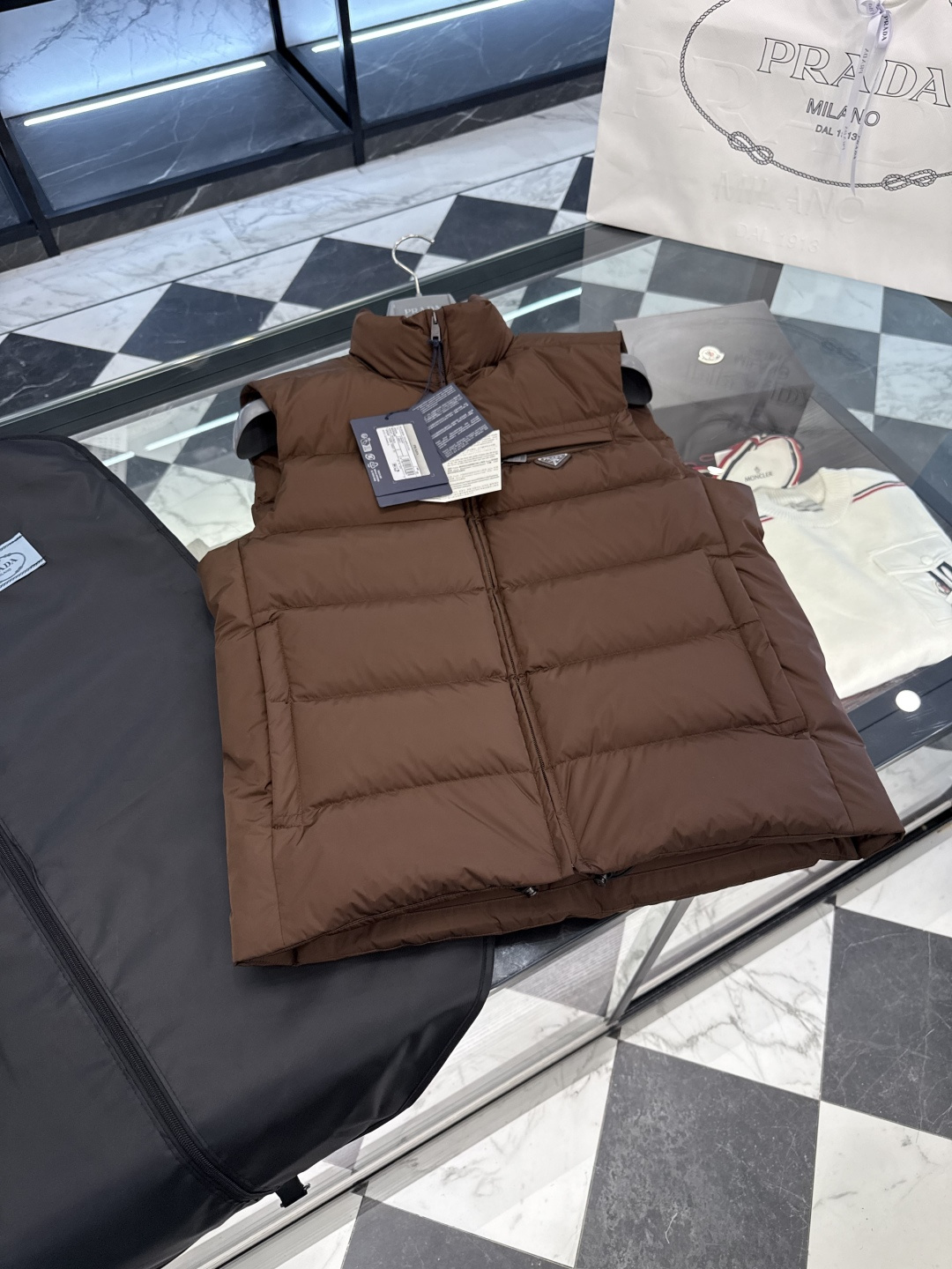 NO:573340,PRADA Re-Nylon 2025 new limited color cocoa brown. Classic down vest/vest (channel premium product/trading company order). More details are shot.,, prada, down jacket, alexander wang19860909PRADA Re-Nylon 2025全新限定配色可可棕.经典羽绒背心/马甲(渠道臻品/贸易公司订单).更多细节实拍.,,prada,down jacket,alexander wang,Men's clothing