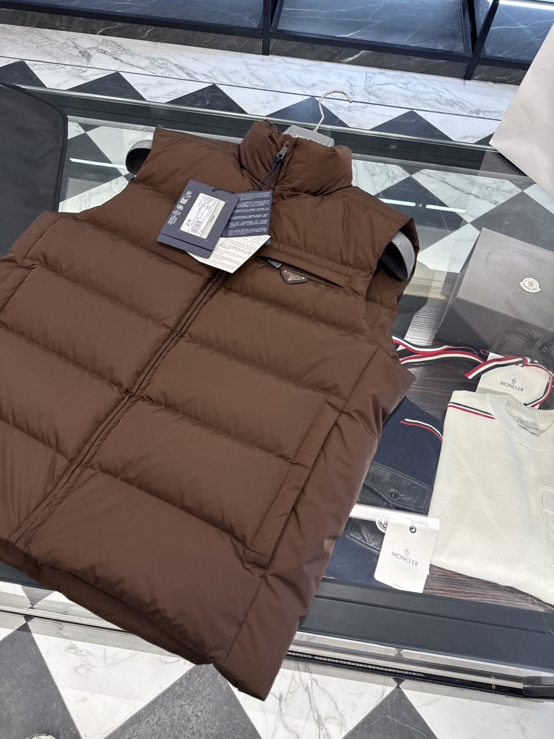 PRADA Re-Nylon 2025全新限定配色可可棕.经典羽绒背心/马甲(渠道臻品/贸易公司订单).