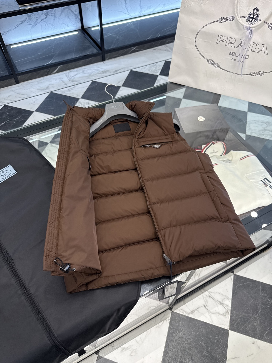 PRADA Re-Nylon 2025全新限定配色可可棕.经典羽绒背心/马甲(渠道臻品/贸易公司订单).