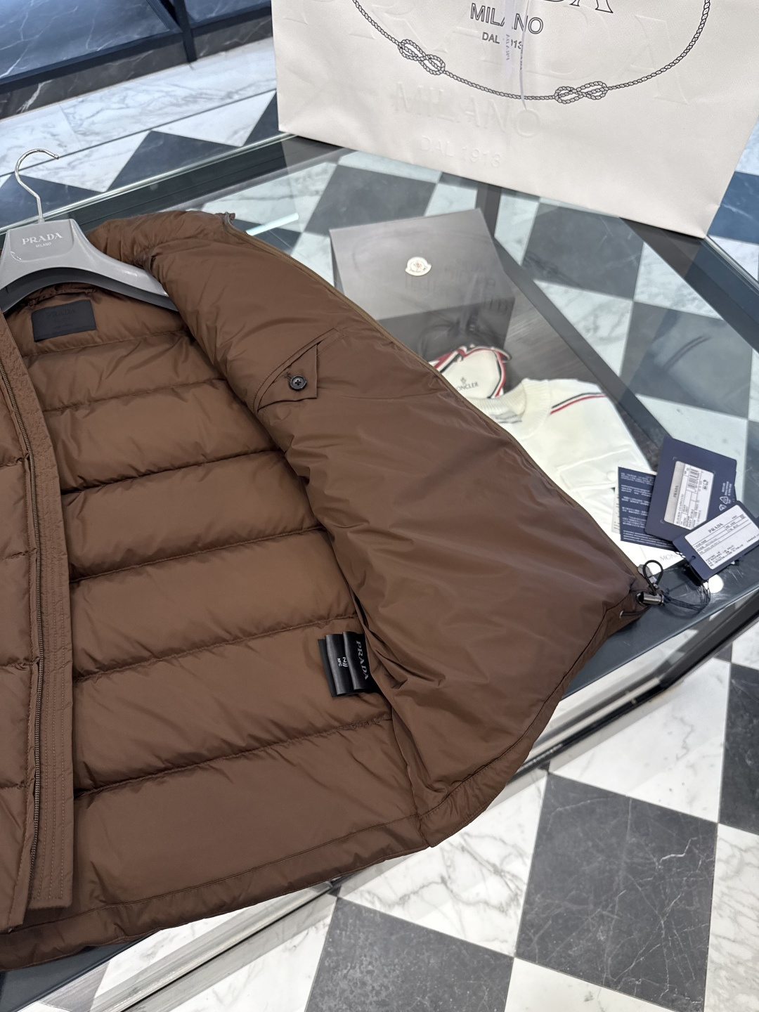 PRADA Re-Nylon 2025全新限定配色可可棕.经典羽绒背心/马甲(渠道臻品/贸易公司订单).