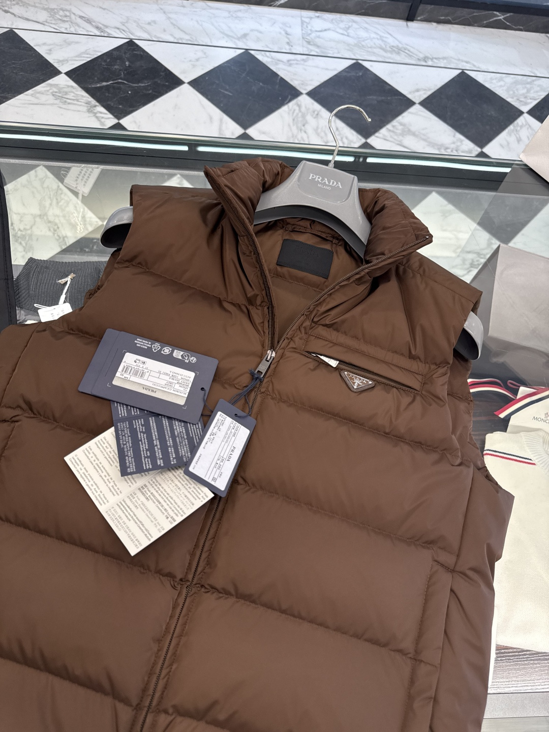 PRADA Re-Nylon 2025全新限定配色可可棕.经典羽绒背心/马甲(渠道臻品/贸易公司订单).