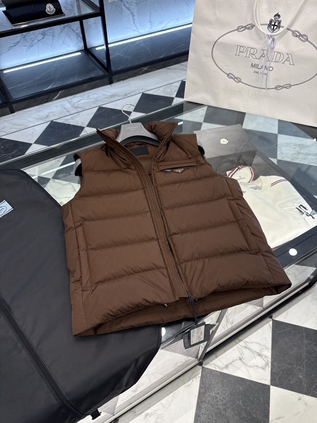 PRADA Re-Nylon 2025全新限定配色可可棕.经典羽绒背心/马甲(渠道臻品/贸易公司订单).