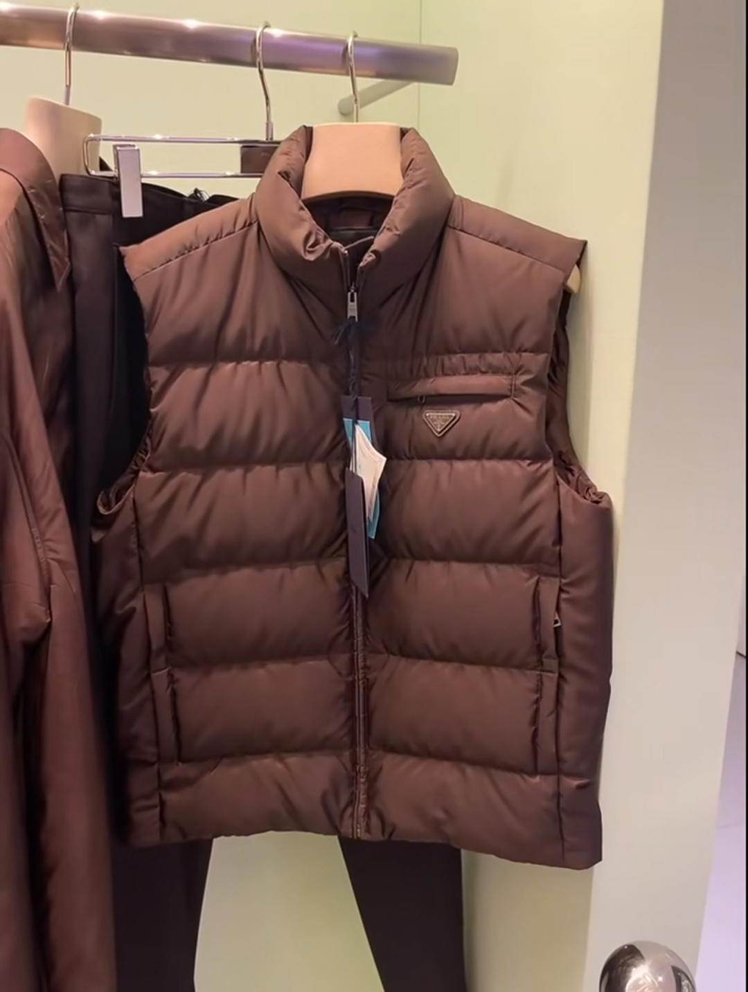 NO:573344,PRADA Re-Nylon 2025 new limited color cocoa brown. Classic down vest. This color is too high-end. You must keep the color for yourself. Real photos taken at the counter for reference.,, prada, down jacket, alexander wang19860909PRADA Re-Nylon 2025全新限定配色可可棕.经典羽绒马甲.这个配色太高级了.必须自留配色.柜台实拍参考.,,prada,down jacket,alexander wang,Men's clothing