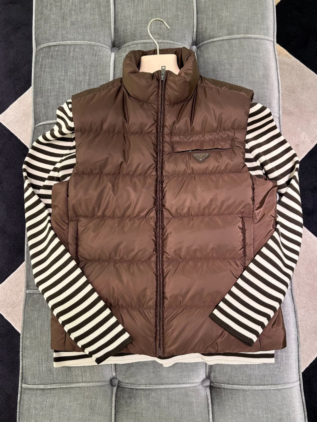 PRADA Re-Nylon 2025全新限定配色可可棕.经典羽绒马甲.这个配色太高级了.必须自留配色.