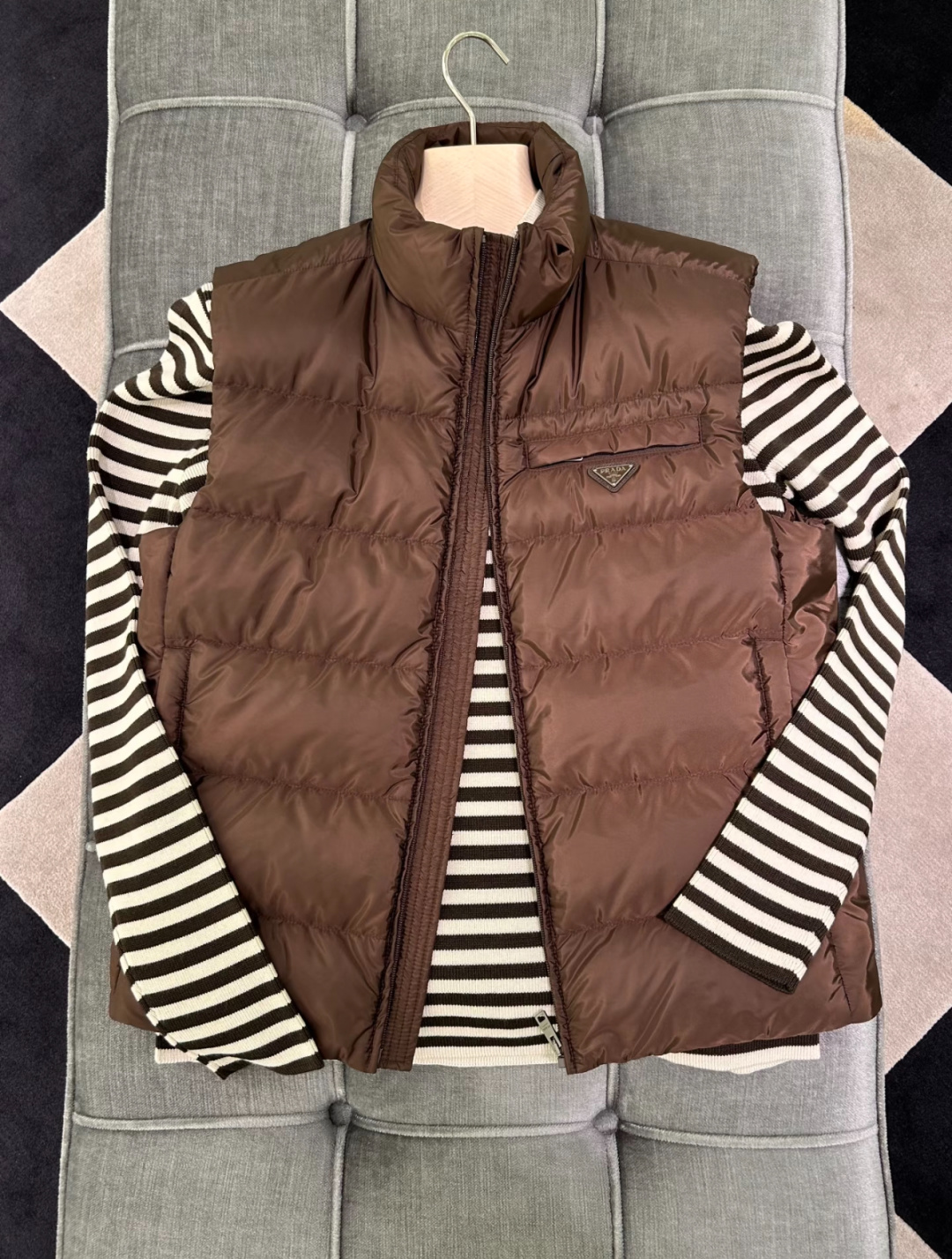 PRADA Re-Nylon 2025全新限定配色可可棕.经典羽绒马甲.这个配色太高级了.必须自留配色.