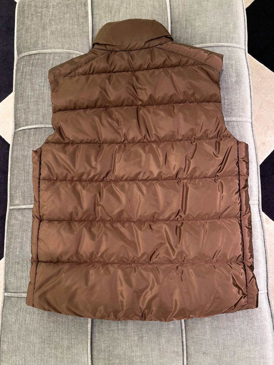 PRADA Re-Nylon 2025全新限定配色可可棕.经典羽绒马甲.这个配色太高级了.必须自留配色.