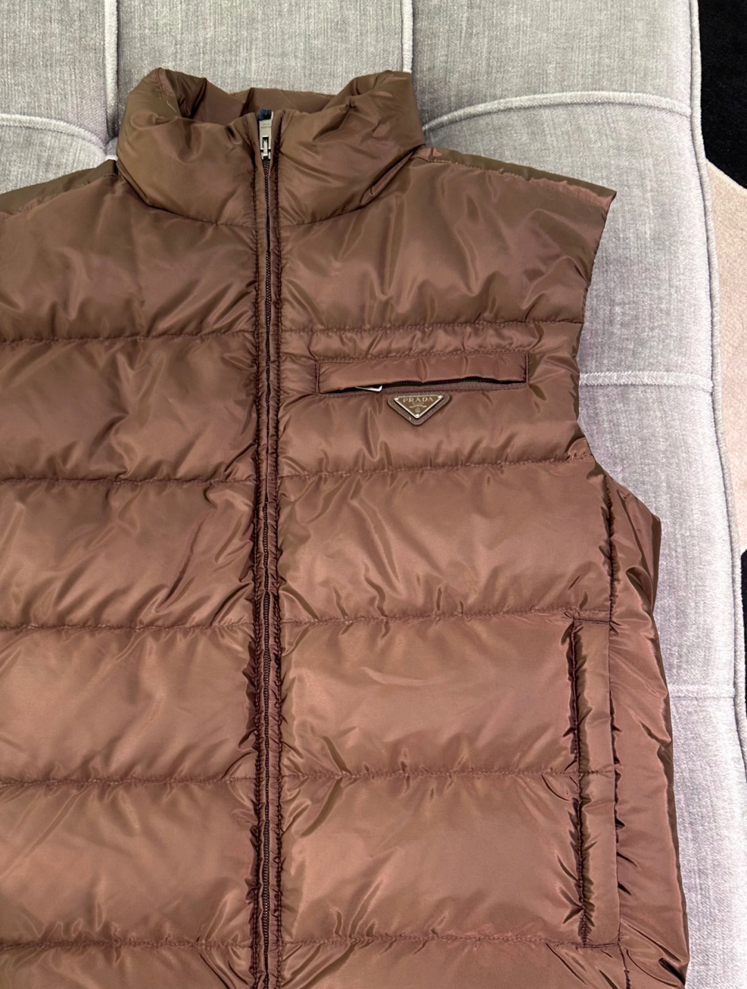 PRADA Re-Nylon 2025全新限定配色可可棕.经典羽绒马甲.这个配色太高级了.必须自留配色.