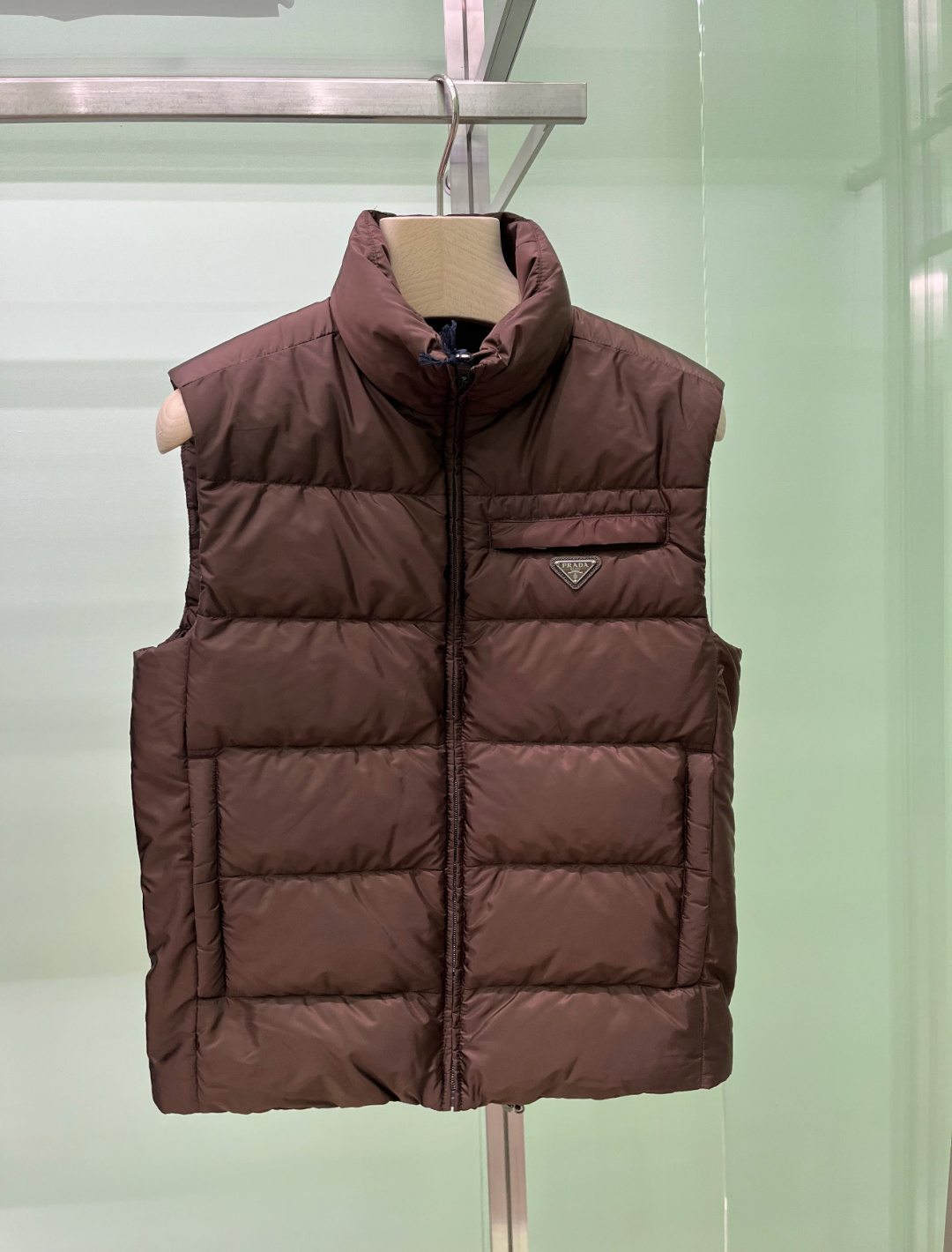 PRADA Re-Nylon 2025全新限定配色可可棕.经典羽绒马甲.这个配色太高级了.必须自留配色.