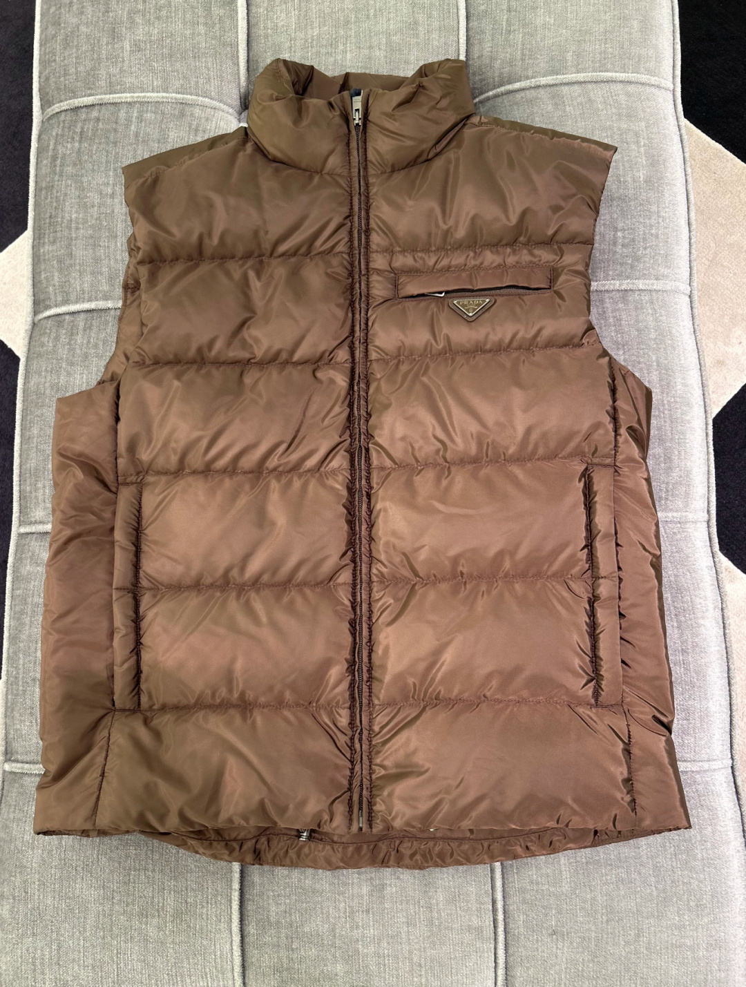 PRADA Re-Nylon 2025全新限定配色可可棕.经典羽绒马甲.这个配色太高级了.必须自留配色.