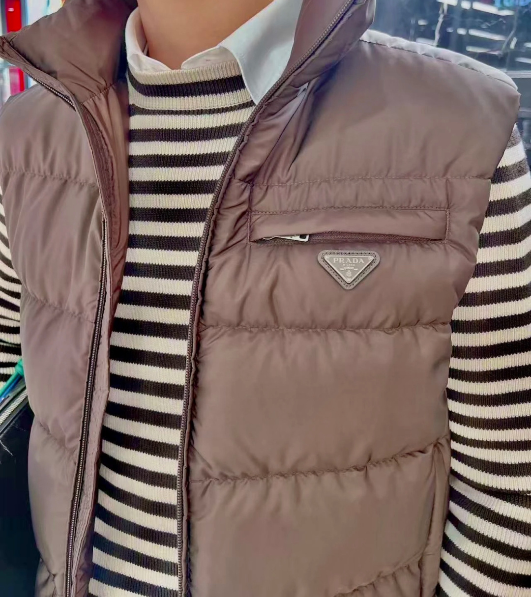 上身效果｜PRADA Re-Nylon 2025全新限定配色可可棕.经典羽绒马甲.这个配色真的绝了.必须