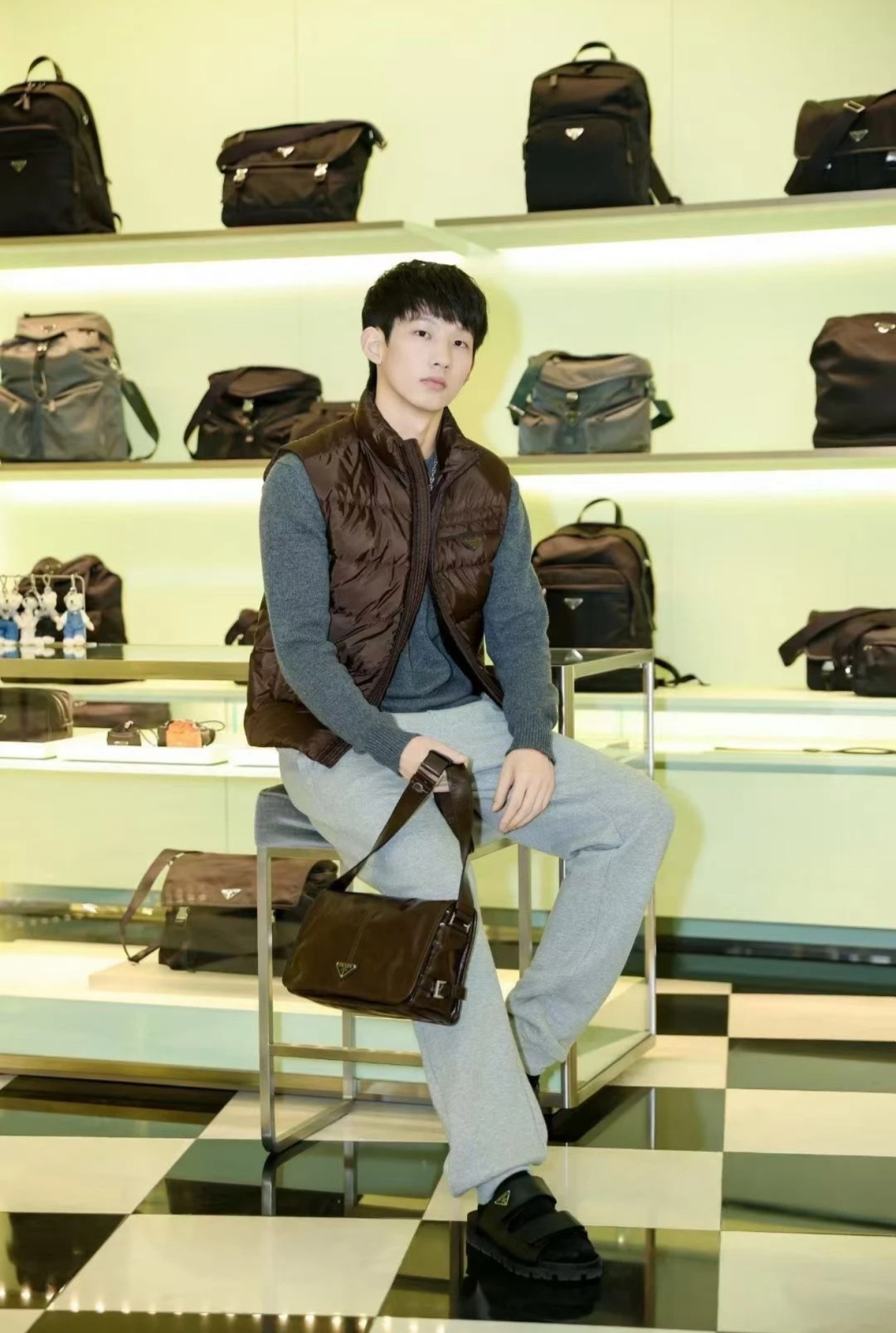 上身效果｜PRADA Re-Nylon 2025全新限定配色可可棕.经典羽绒马甲.这个配色真的绝了.必须